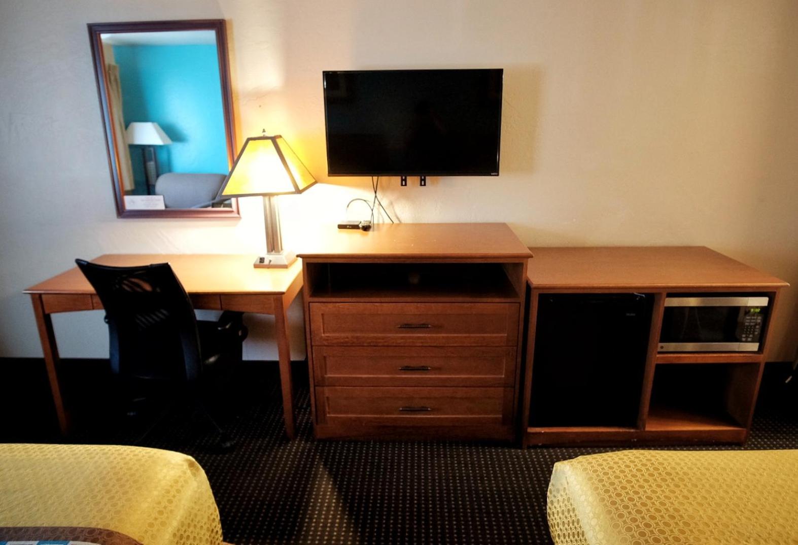 Deluxe Queen Room with Two Queen Beds photo 1
