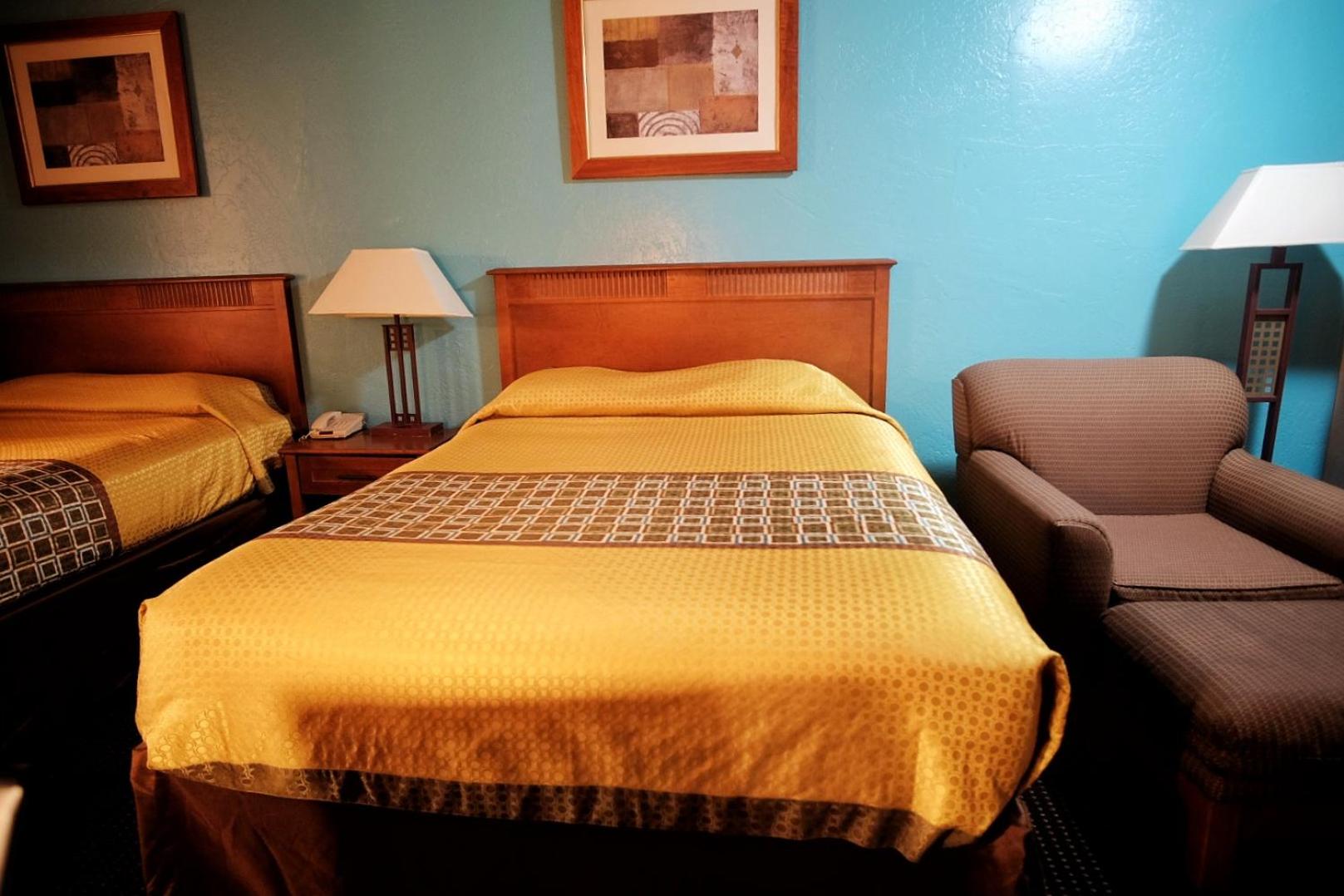 Deluxe Queen Room with Two Queen Beds photo 3