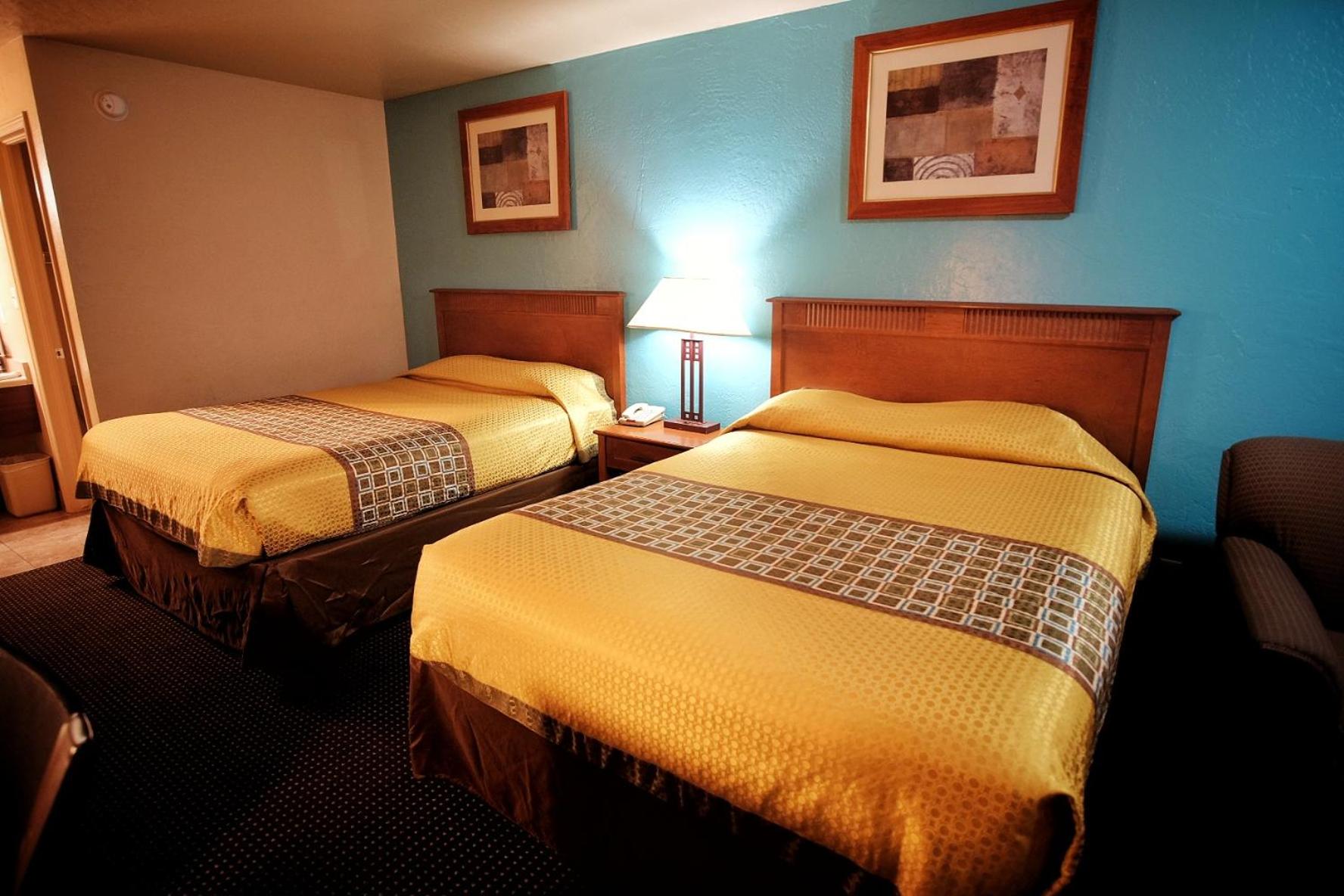 Deluxe Queen Room with Two Queen Beds photo 2