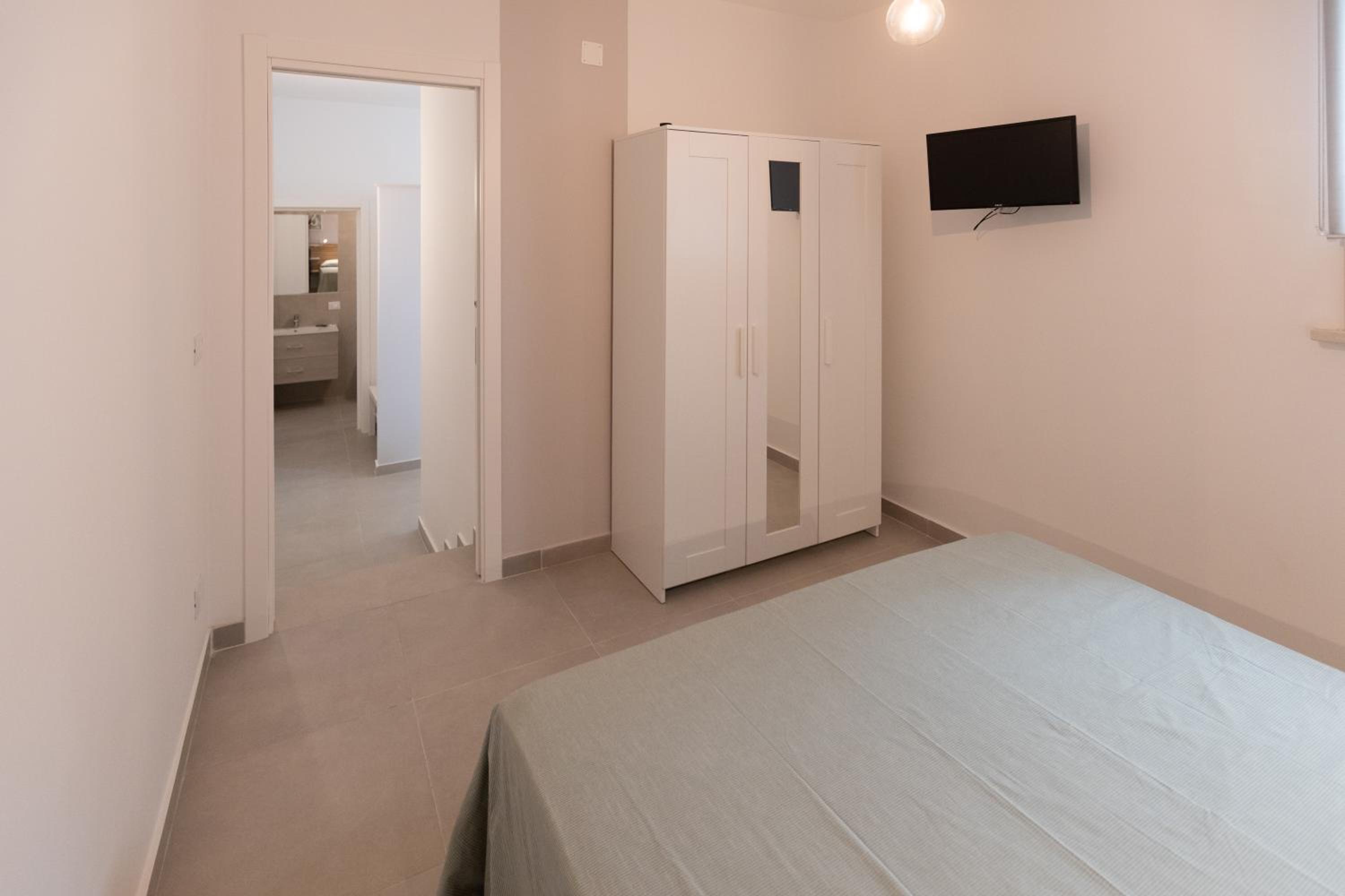 One-Bedroom Apartment photo 2