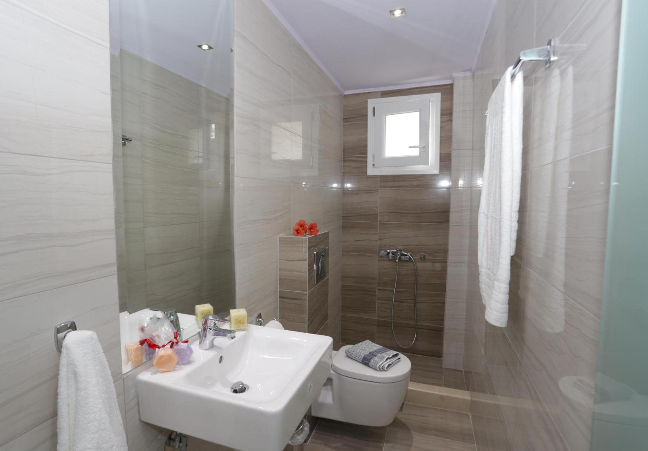 Basic Triple Room photo 3