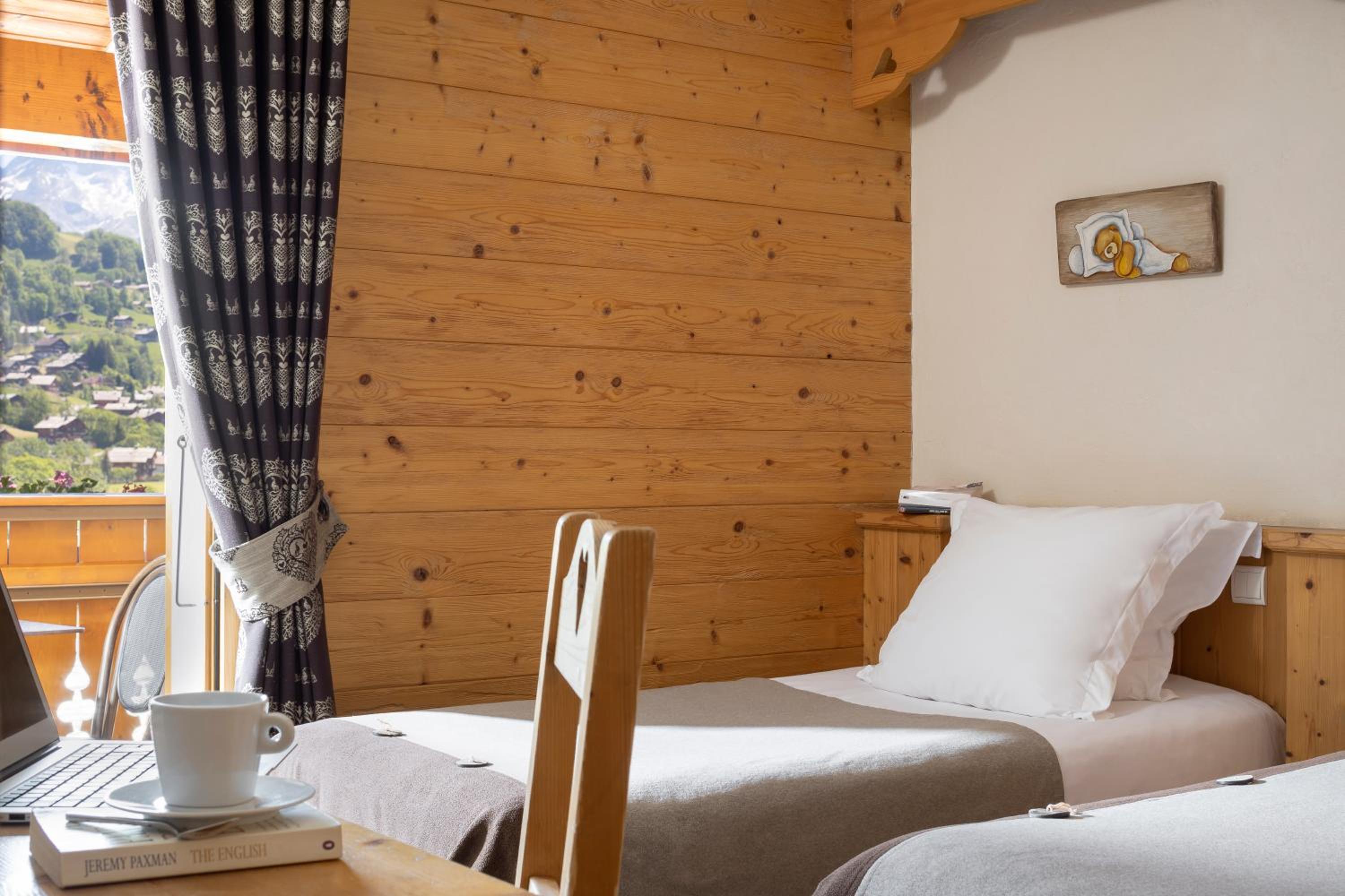 Triple Room with Balcony and Mountain View - Photo 1
