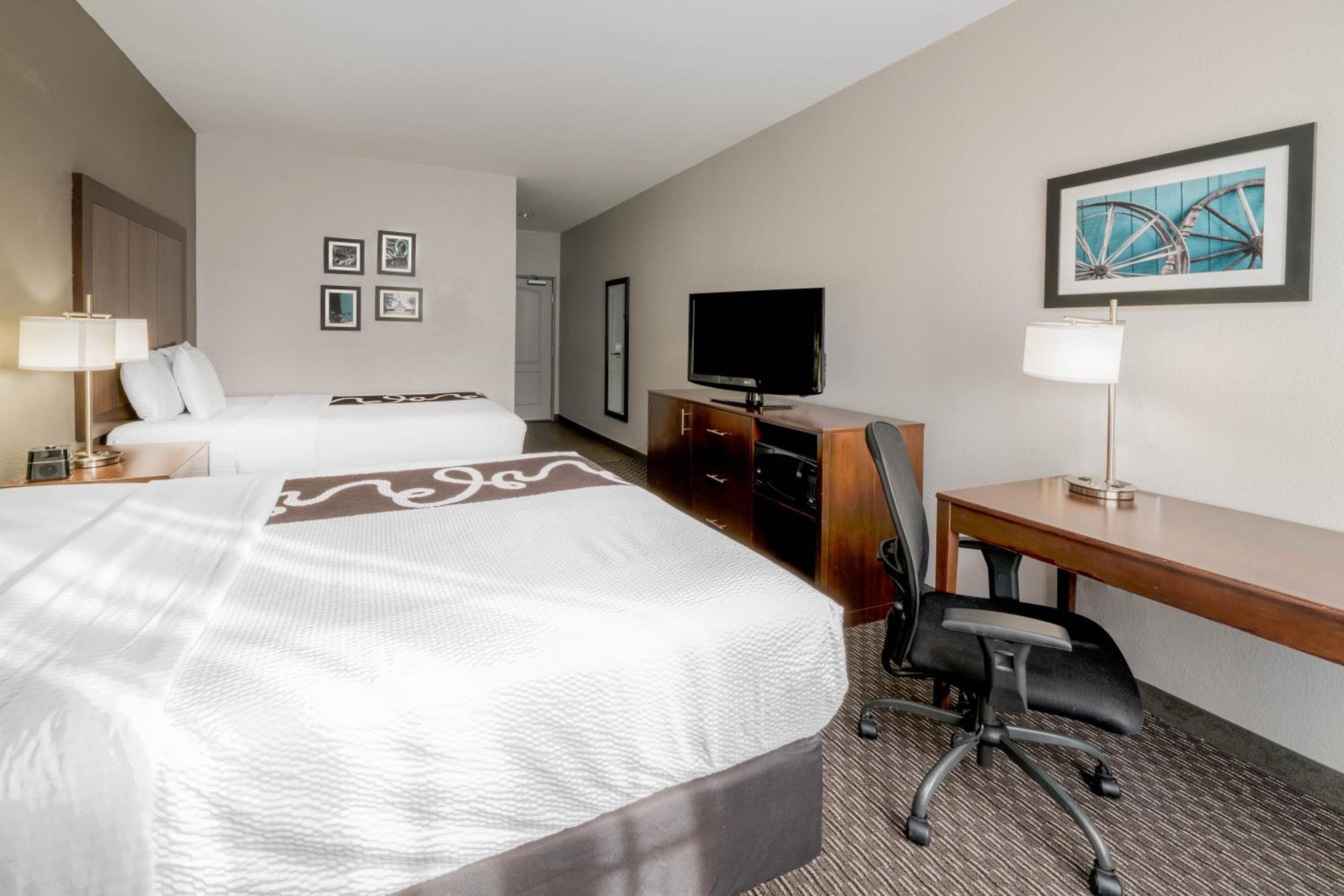 Deluxe Queen Room with Two Queen Beds - Photo 4