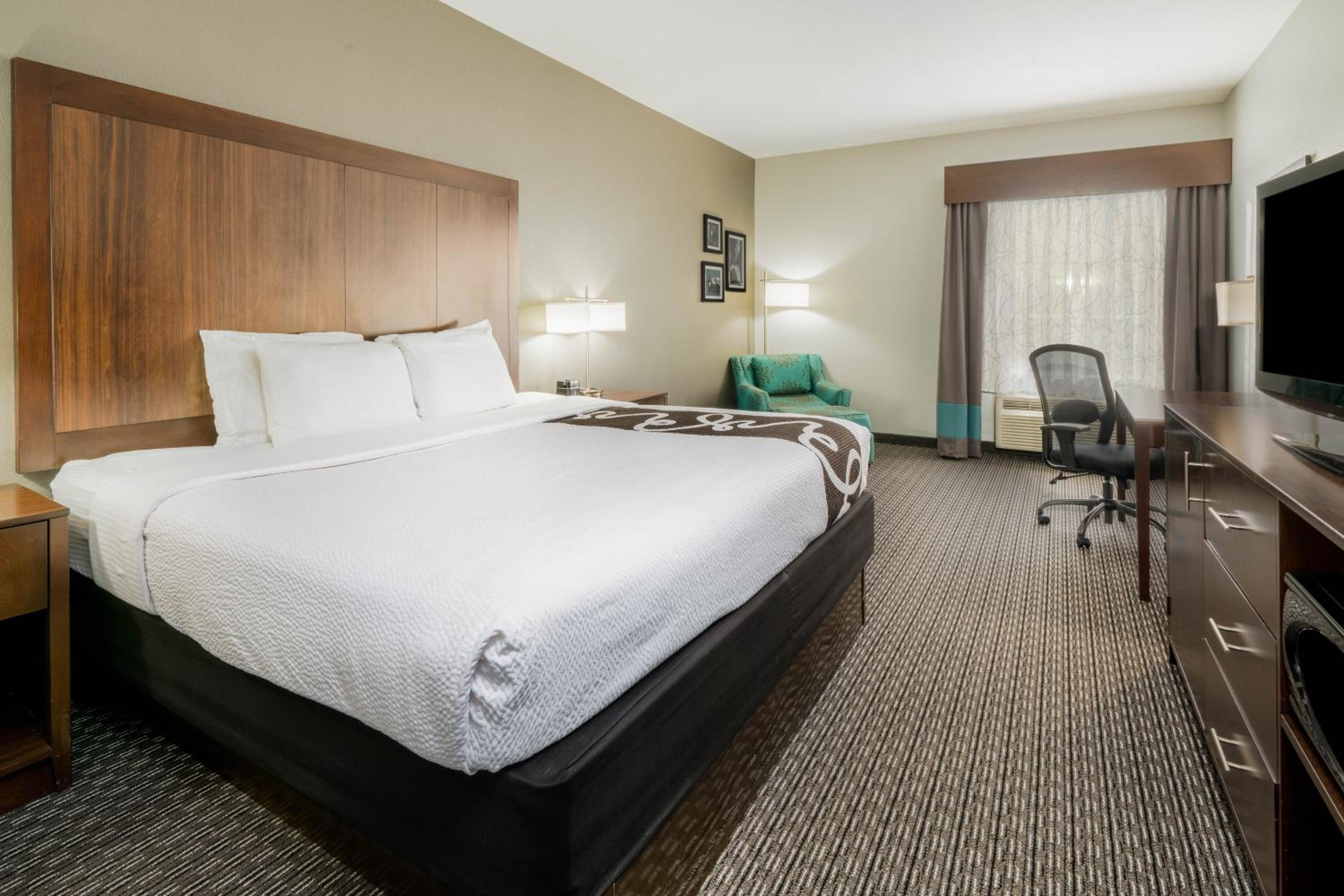 Deluxe King Room - Photo 2