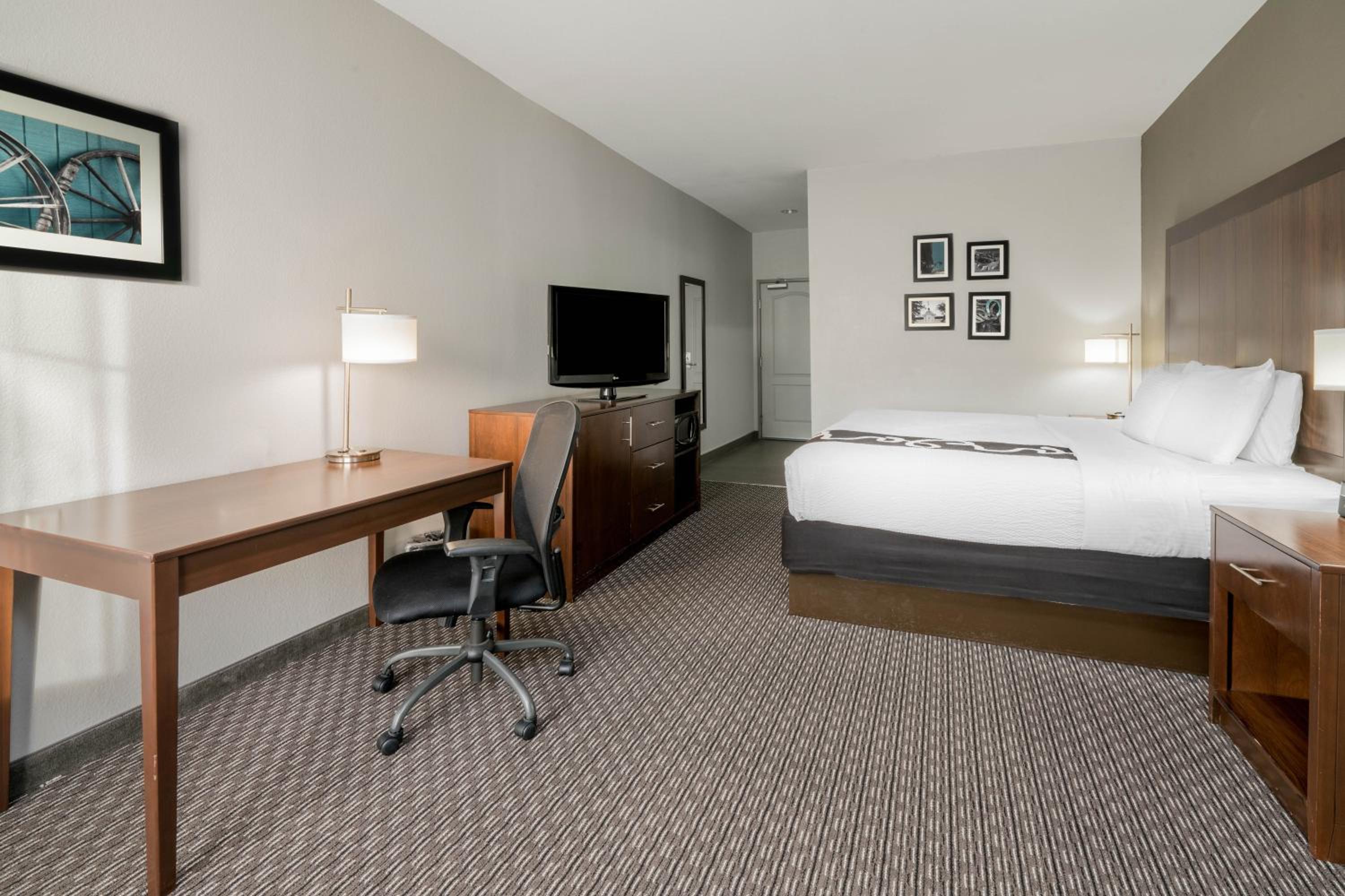 Deluxe King Room - Photo 4