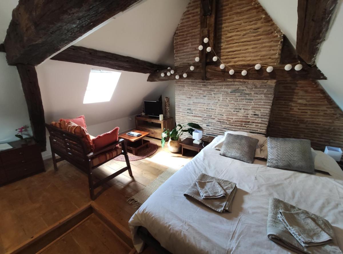 Studio Apartment - Photo 1