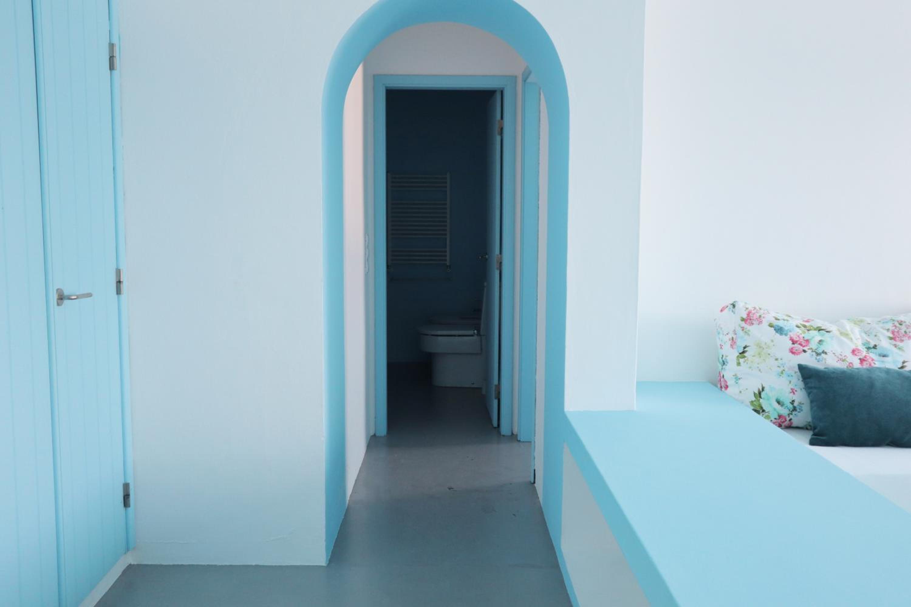 Eight-Bedroom House photo 3