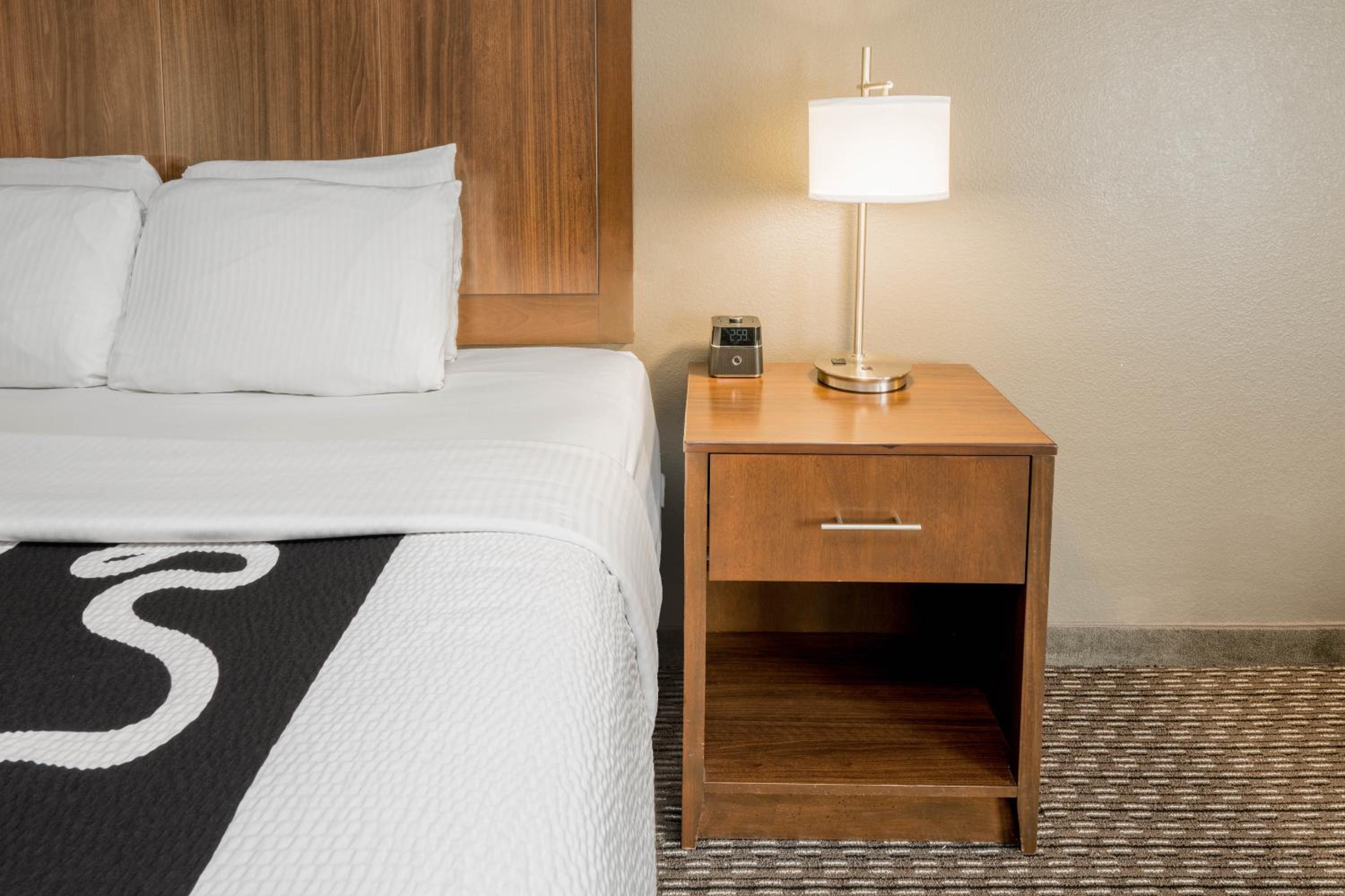 Deluxe Queen Room with Two Queen Beds - Photo 5