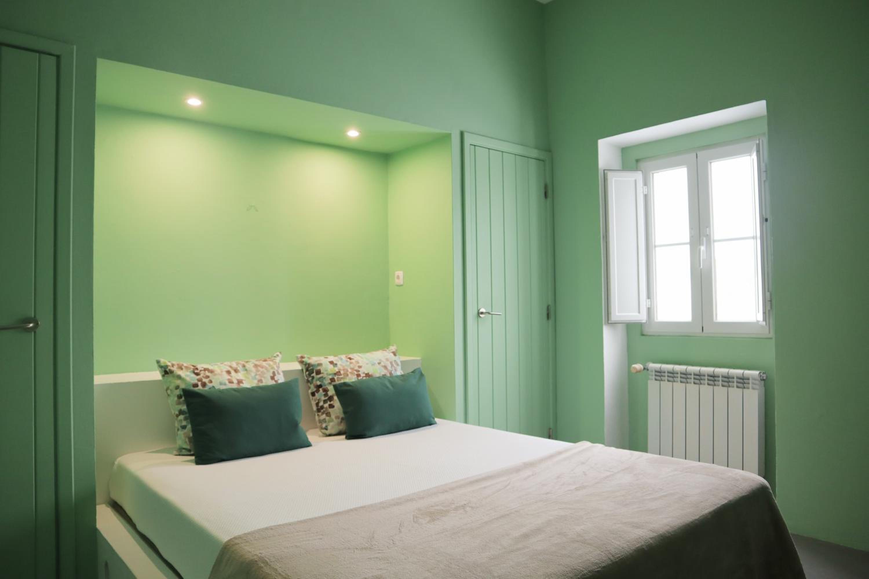 Eight-Bedroom House photo 1