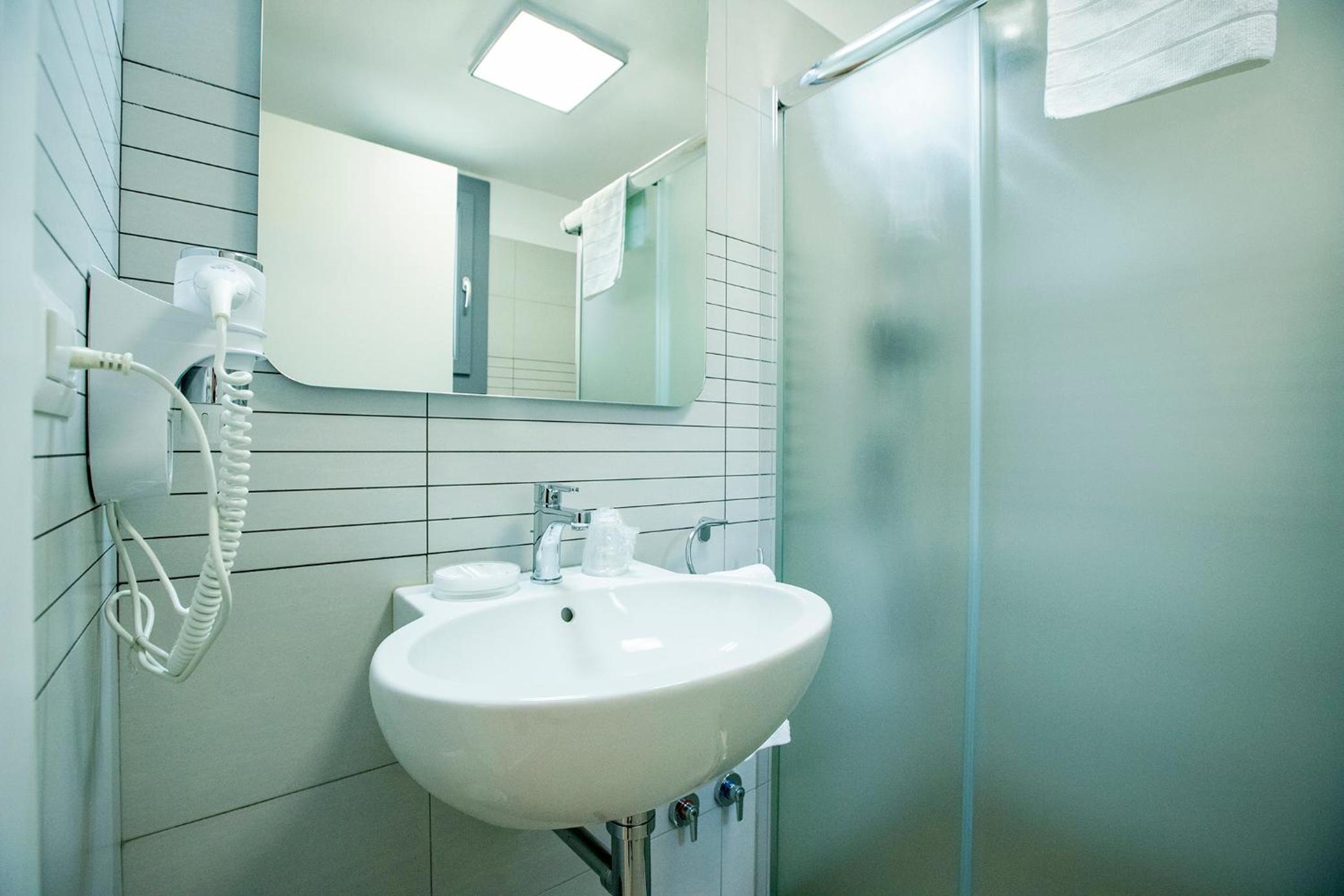 Deluxe Double Room (2 Adults + 1 Child) photo 2