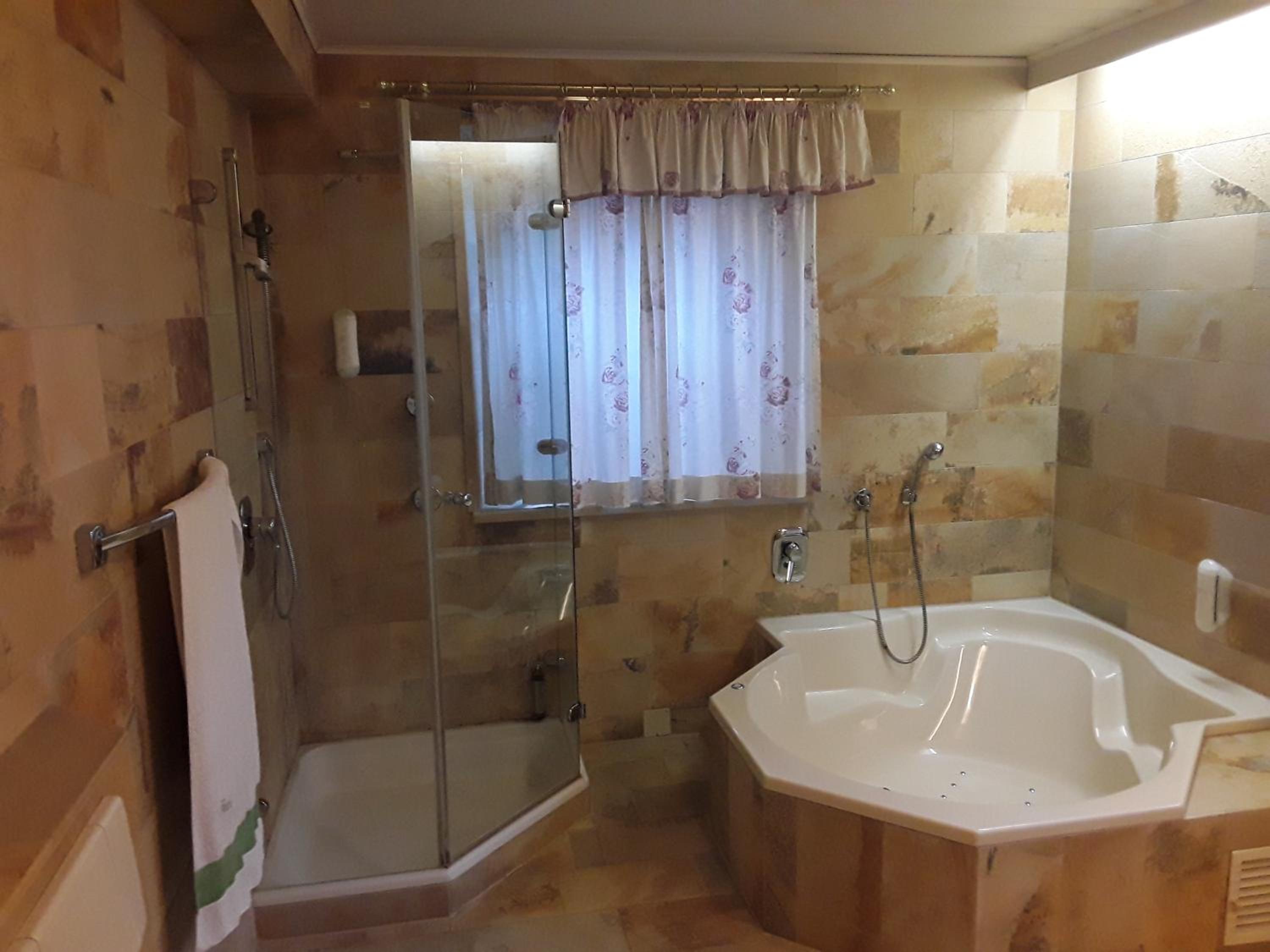 Double Room with Spa Bath - Photo 7