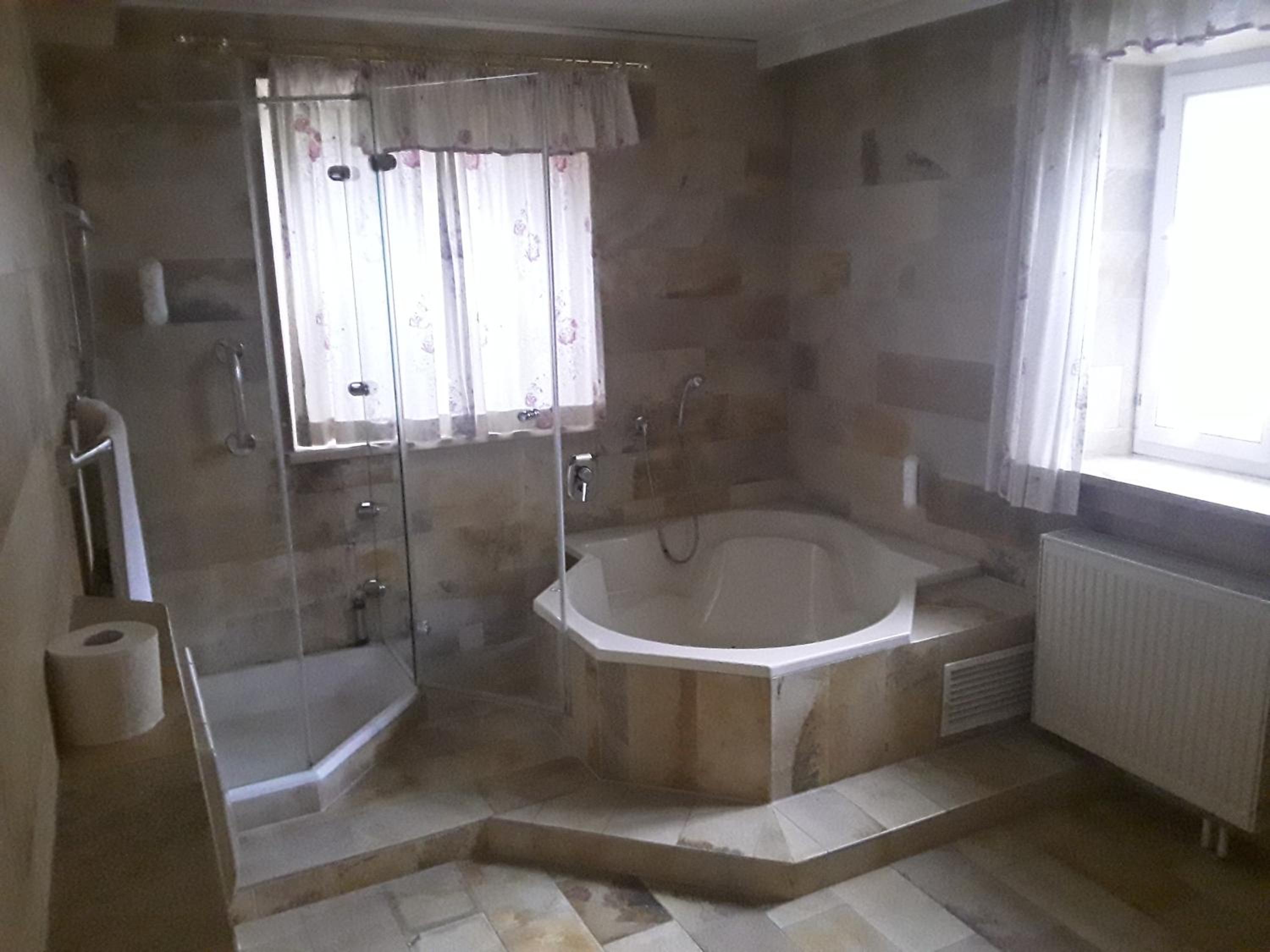Double Room with Spa Bath - Photo 6