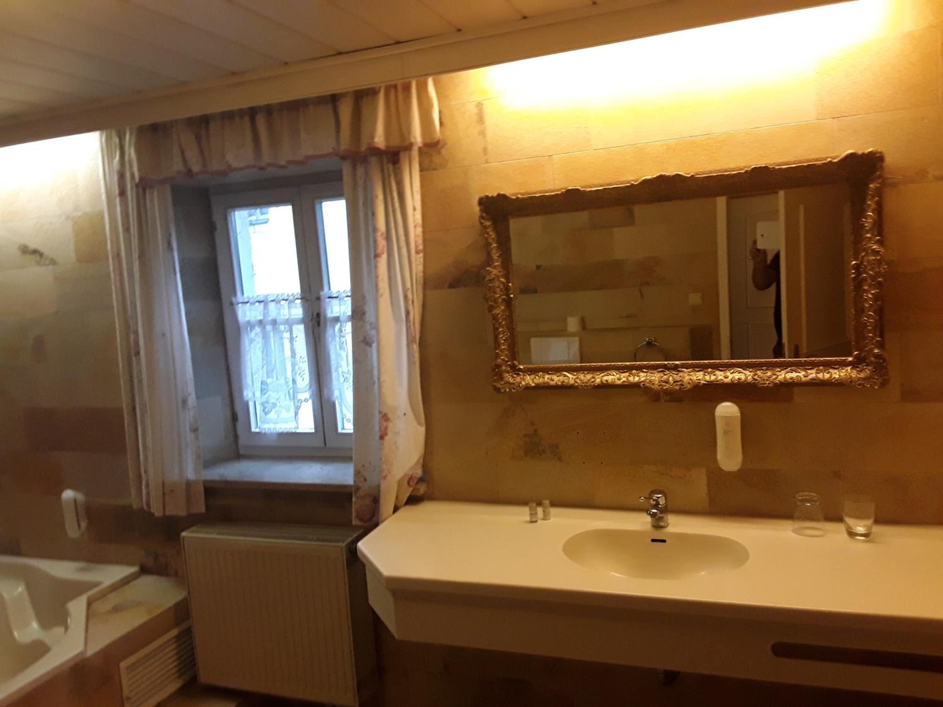 Double Room with Spa Bath - Photo 5