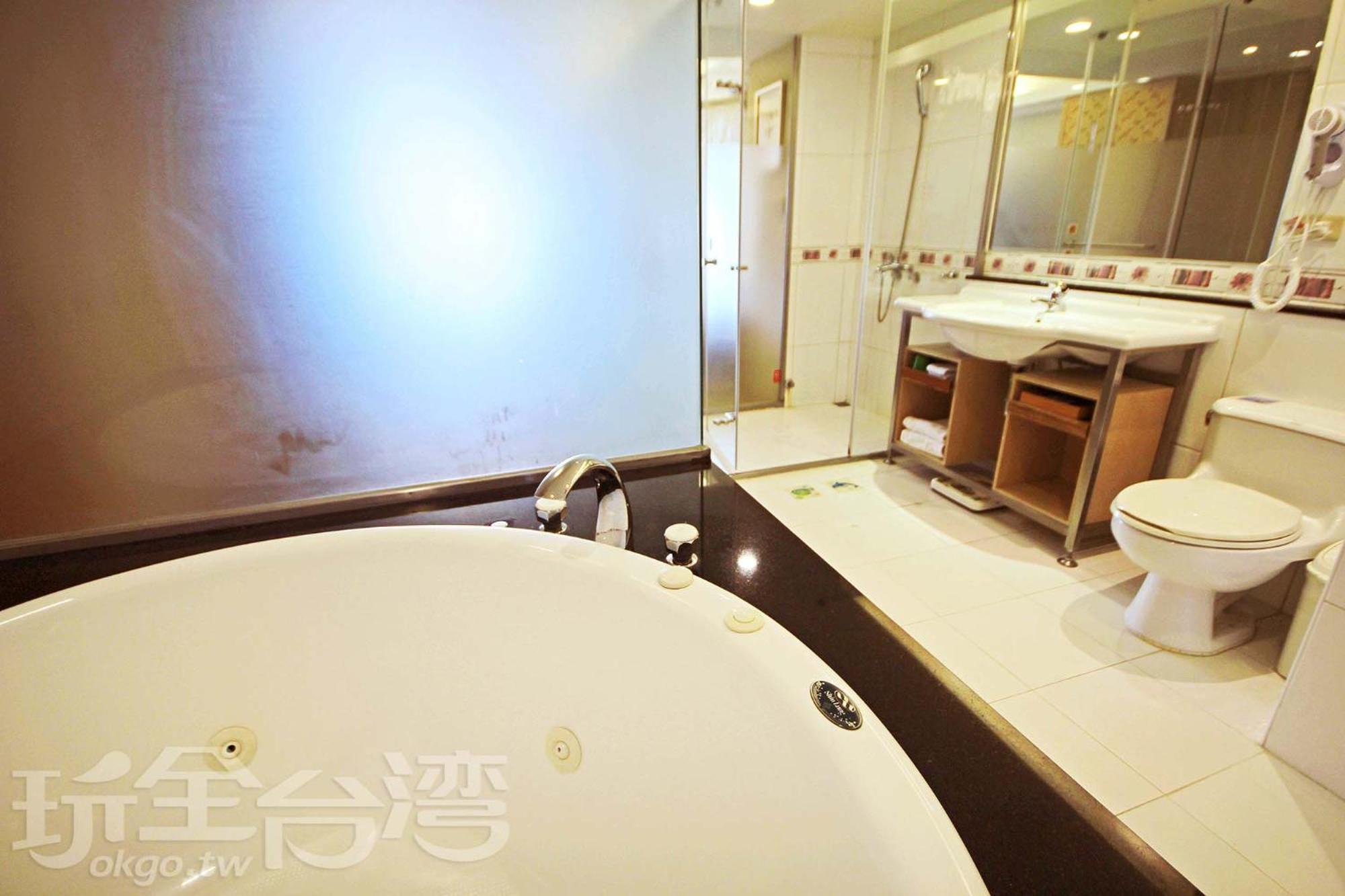 Deluxe King Room with Ocean View and Balcony photo 3