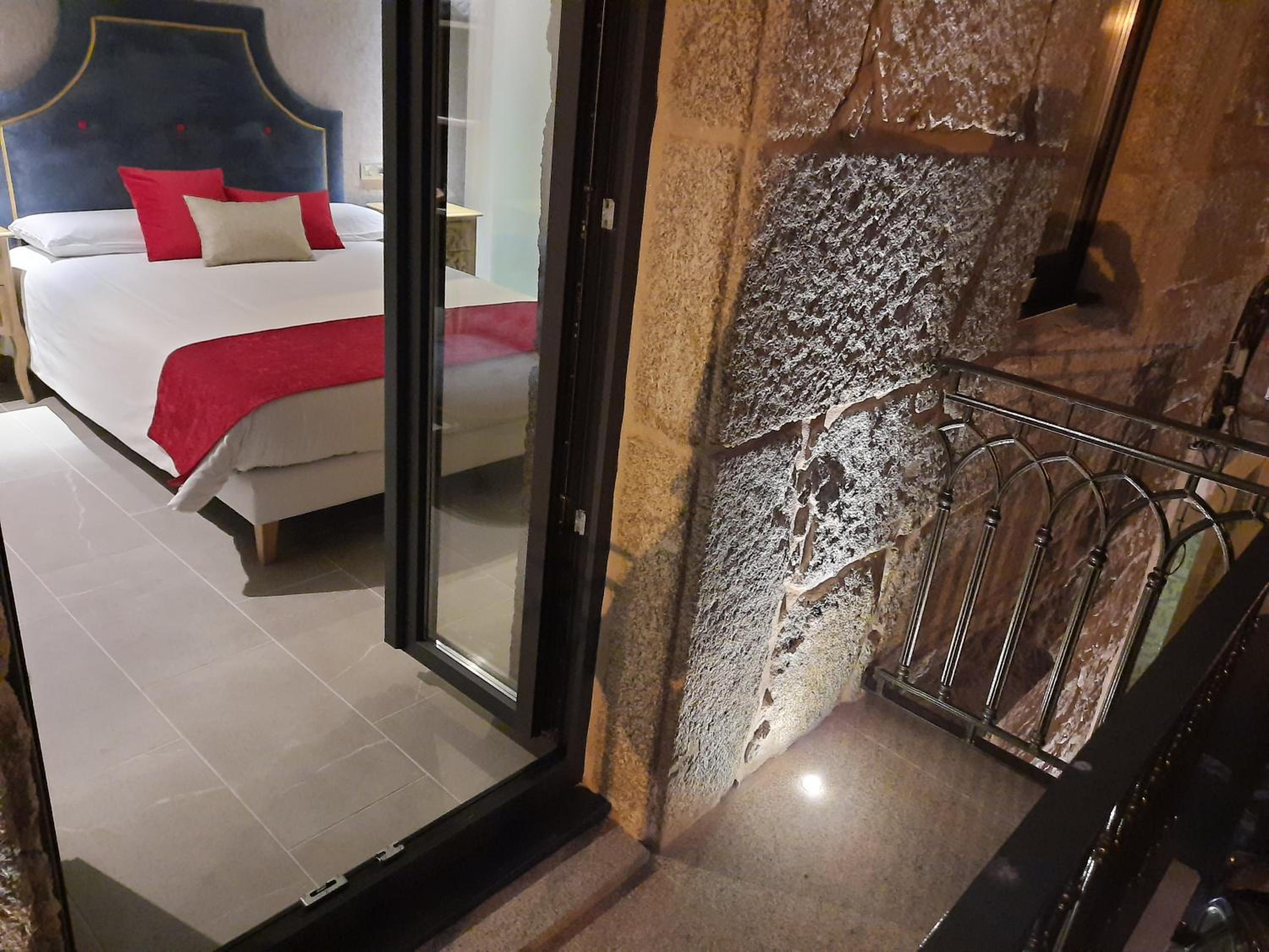 Double Room with Balcony - Photo 7