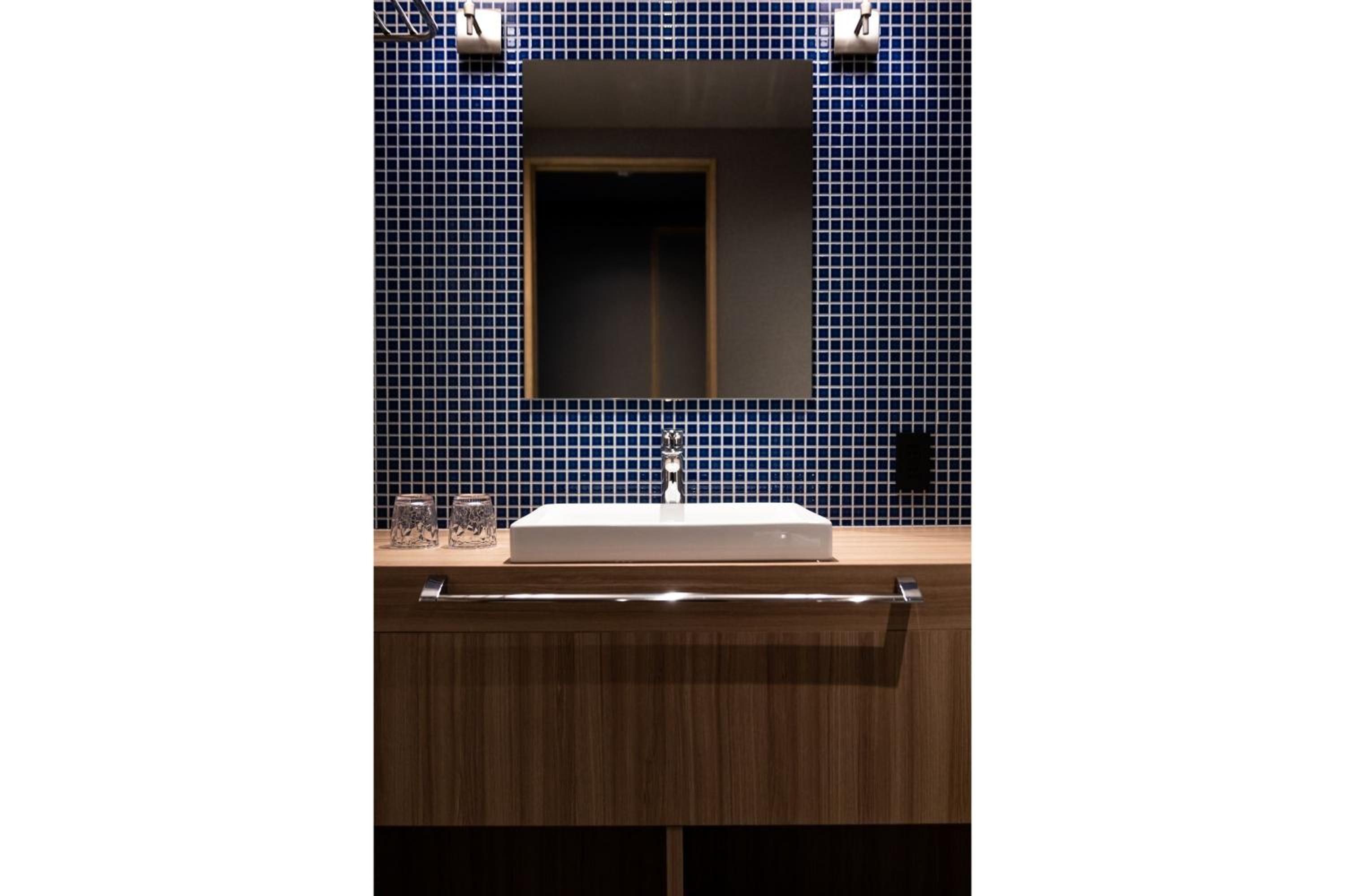 Superior Twin Room thumbnail 5