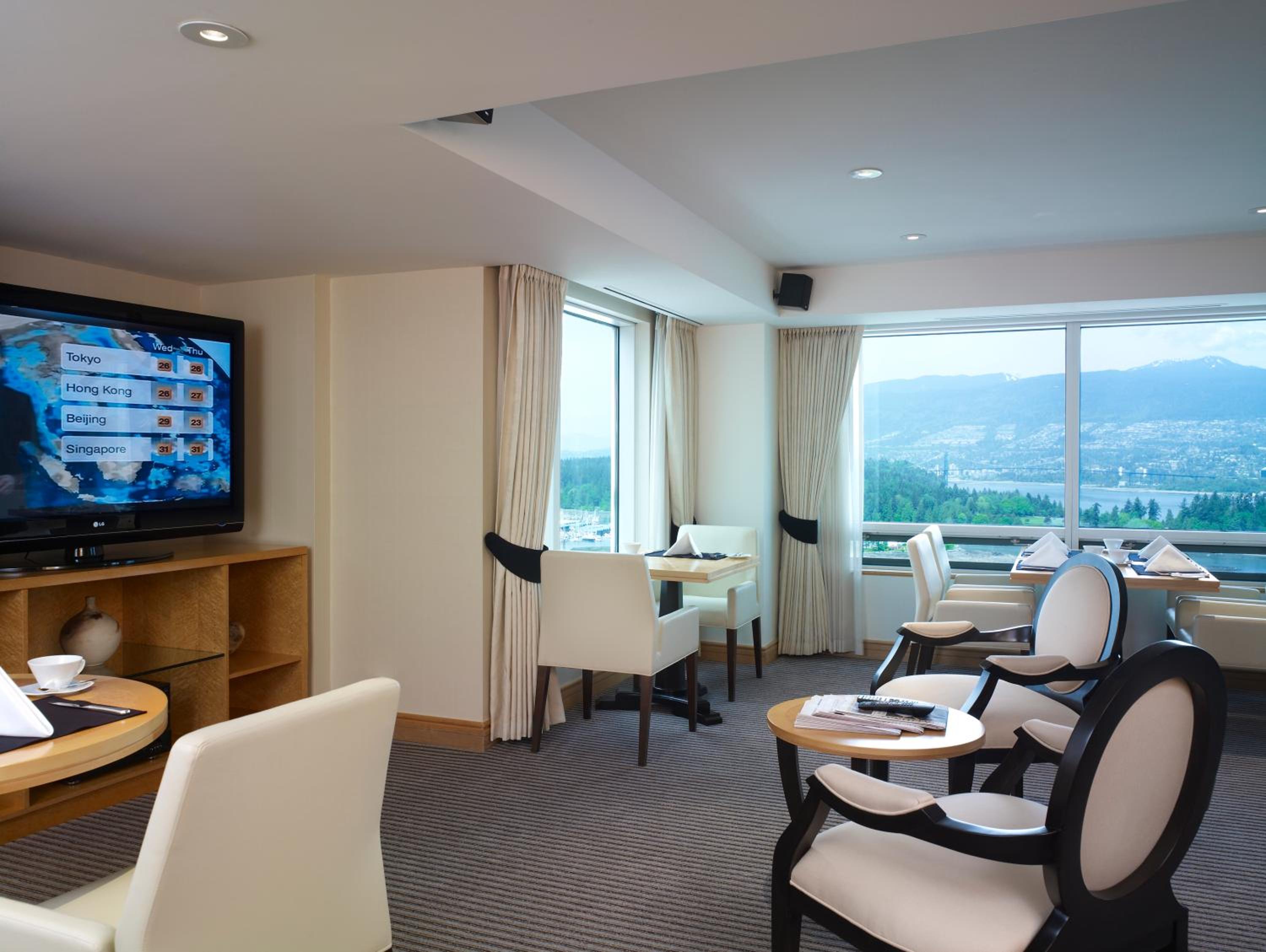 Pacific Club Deluxe King Room thumbnail 5