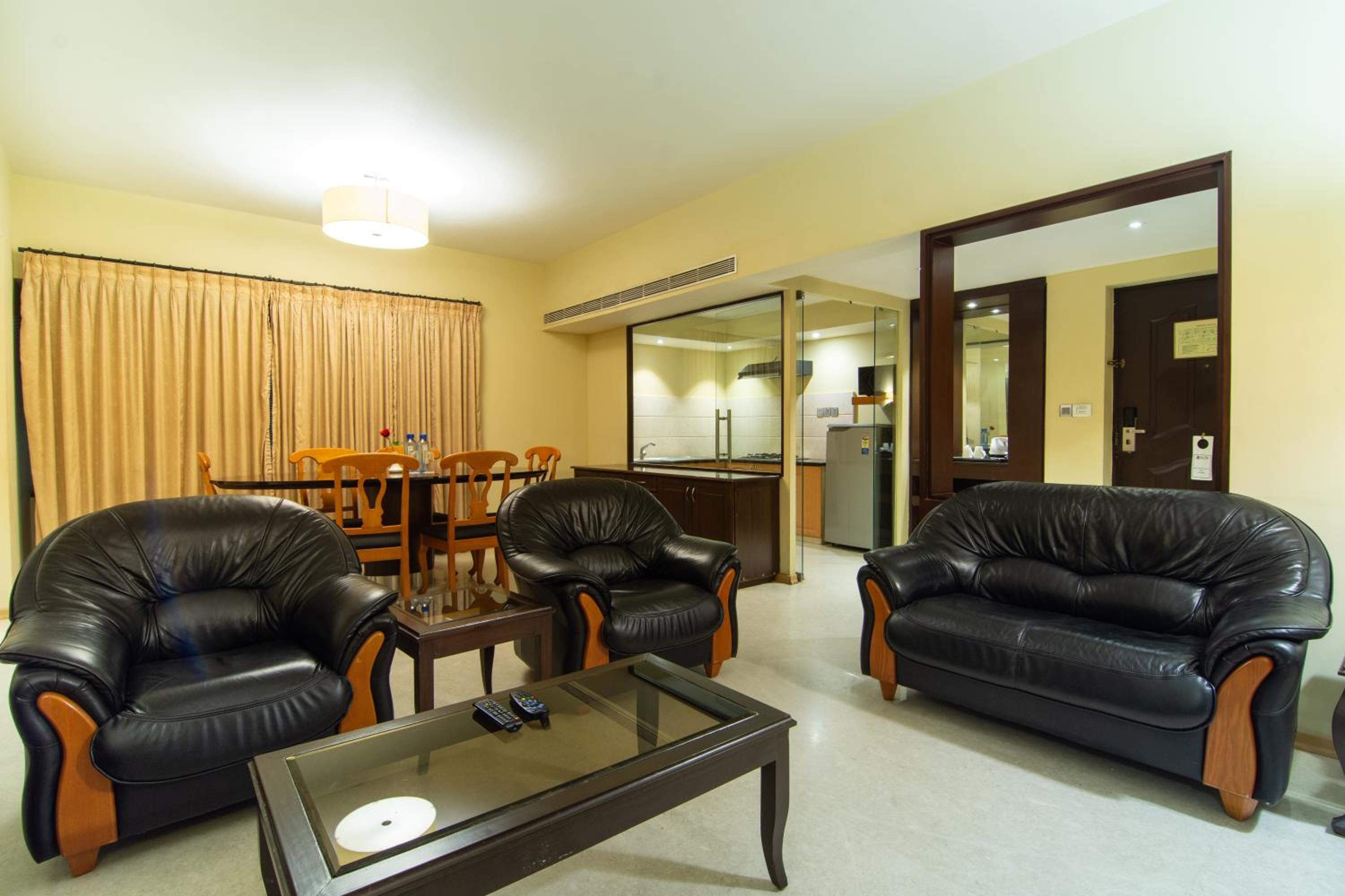 Premium Three Bedroom With Kitchen - Photo 2