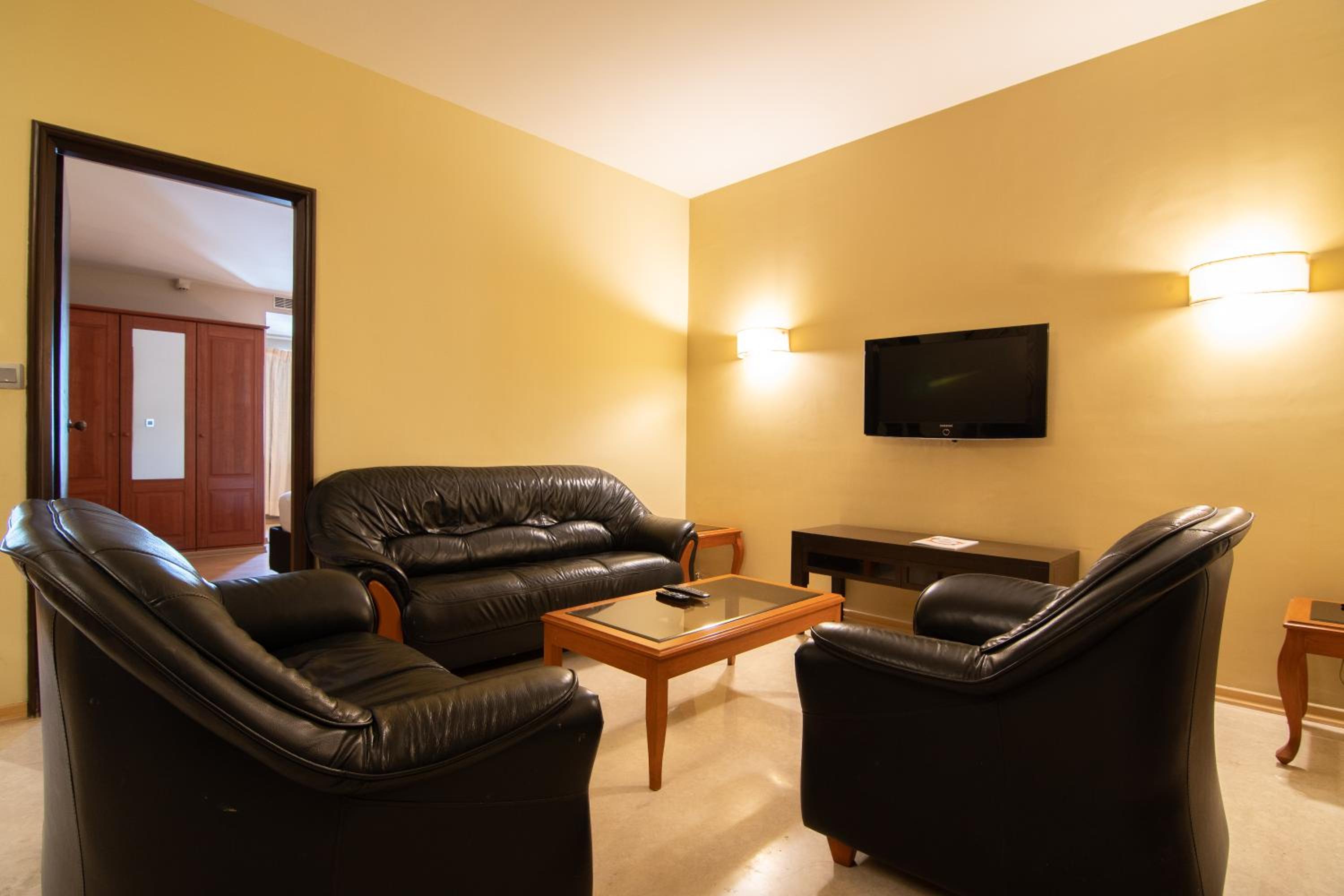 Premium Three Bedroom With Kitchen - Photo 3