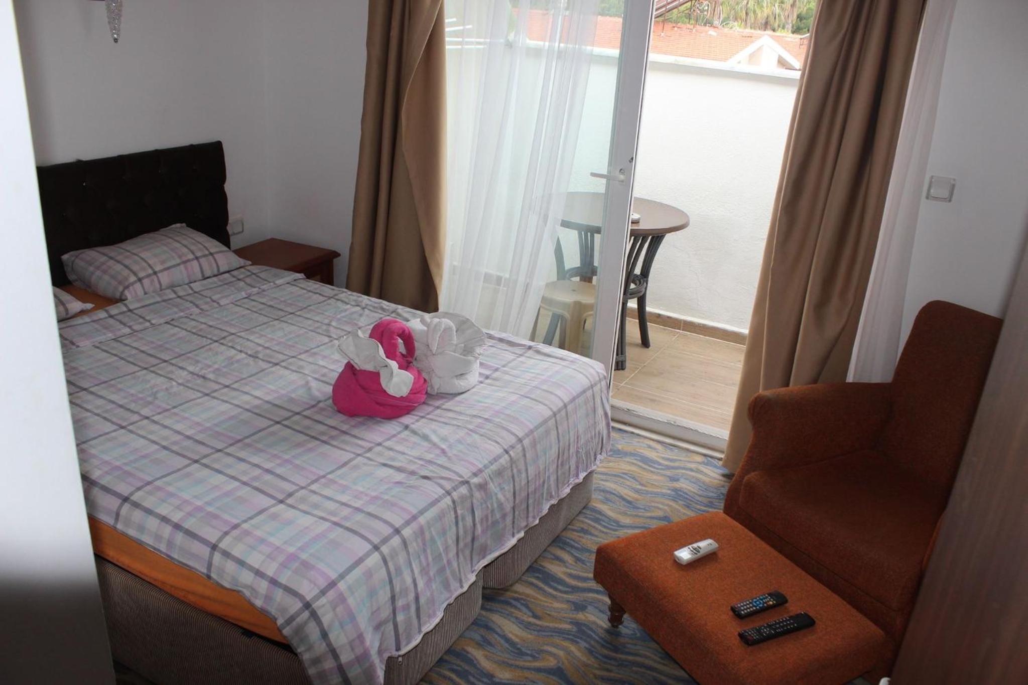 Large Double Room - Photo 8
