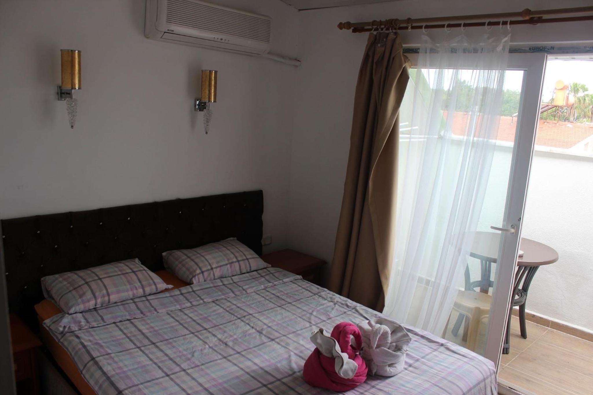 Large Double Room - Photo 9