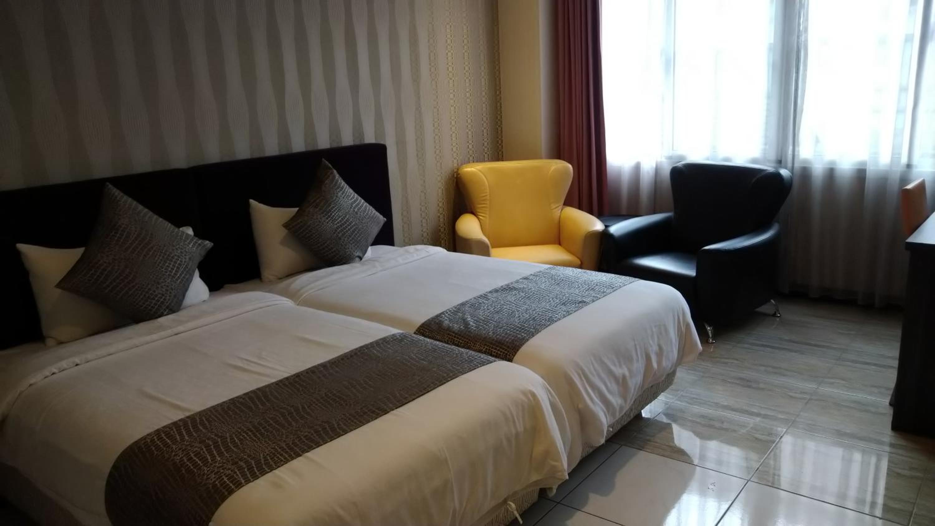 Elegant Twin Room photo 2