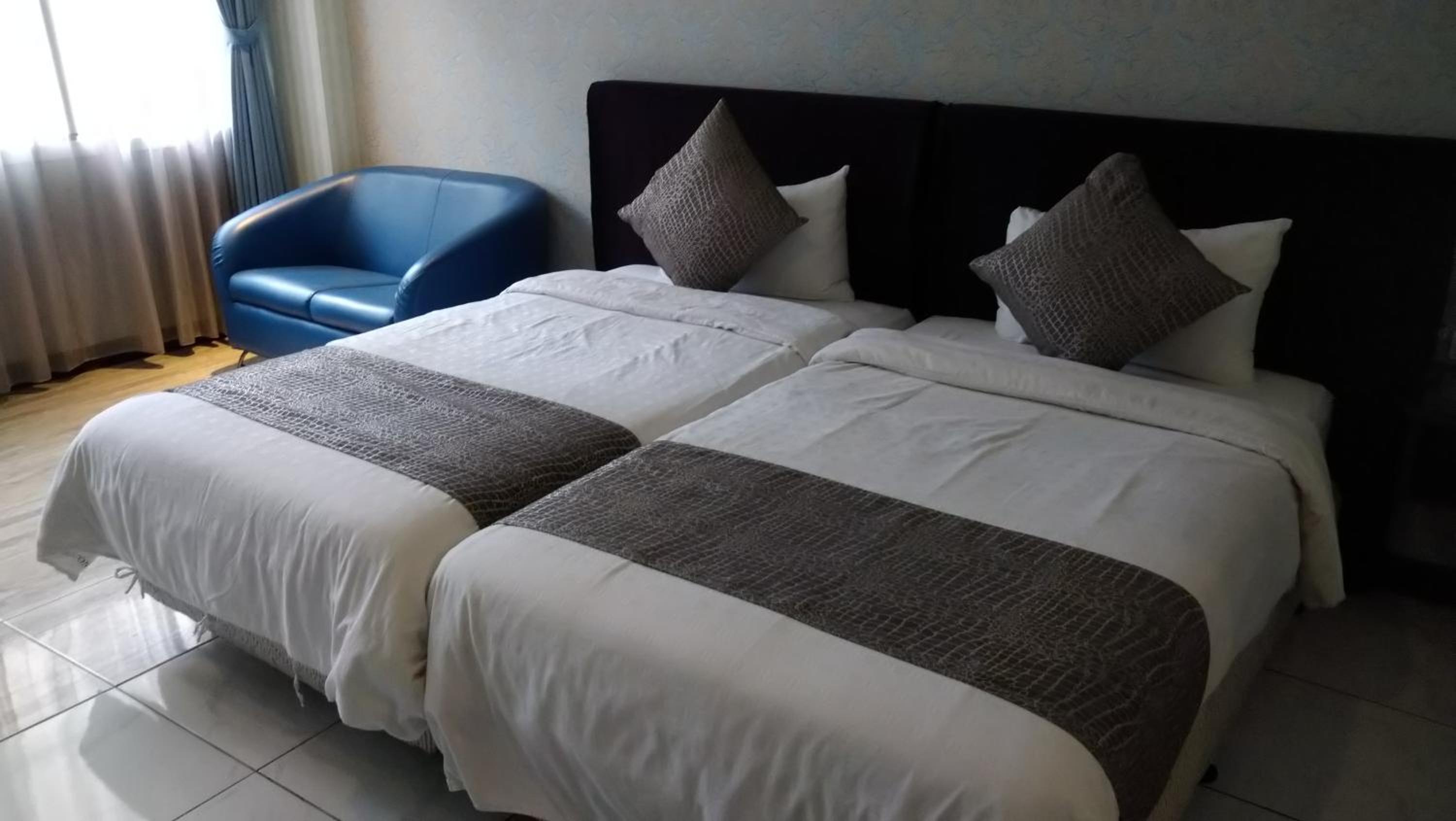 Elegant Twin Room photo 3