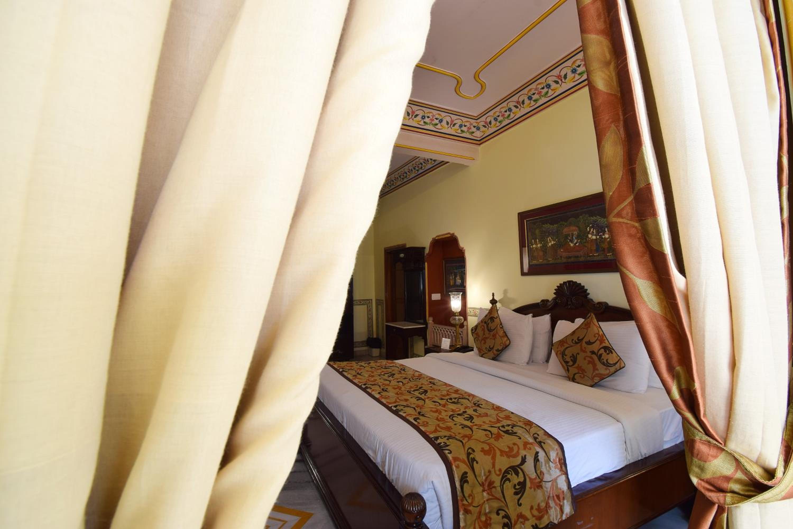 Royal Suite: Free pickup on arrival from train or bus station. Enjoy a daily Rajasthani dance & music show from 7–9 PM, swimming pool, and a dedicated travel desk to assist with local sightseeing tours, intercity travel arrangements & activities photo 2
