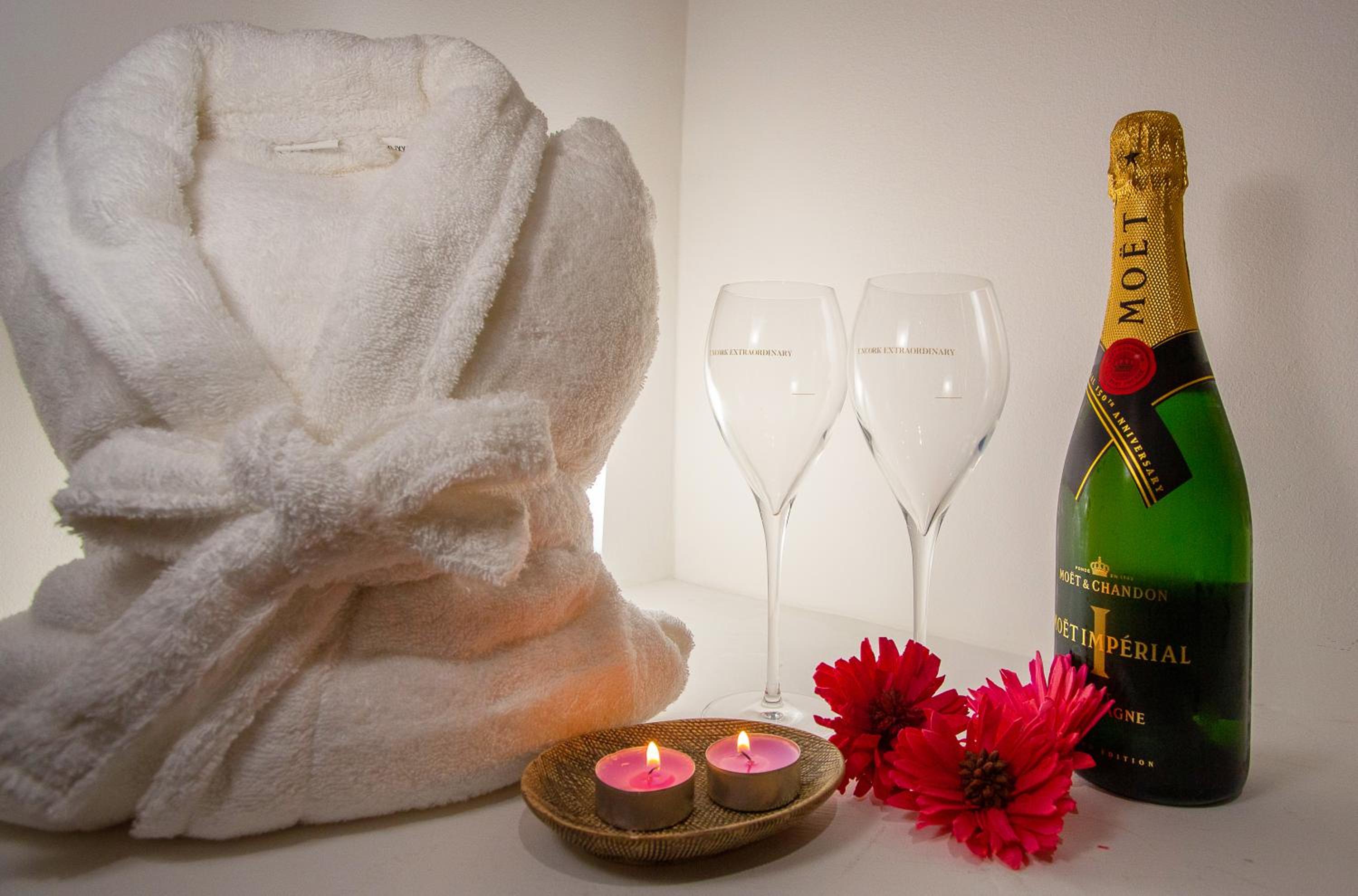 Deluxe Suite with Spa Bath - Photo 13