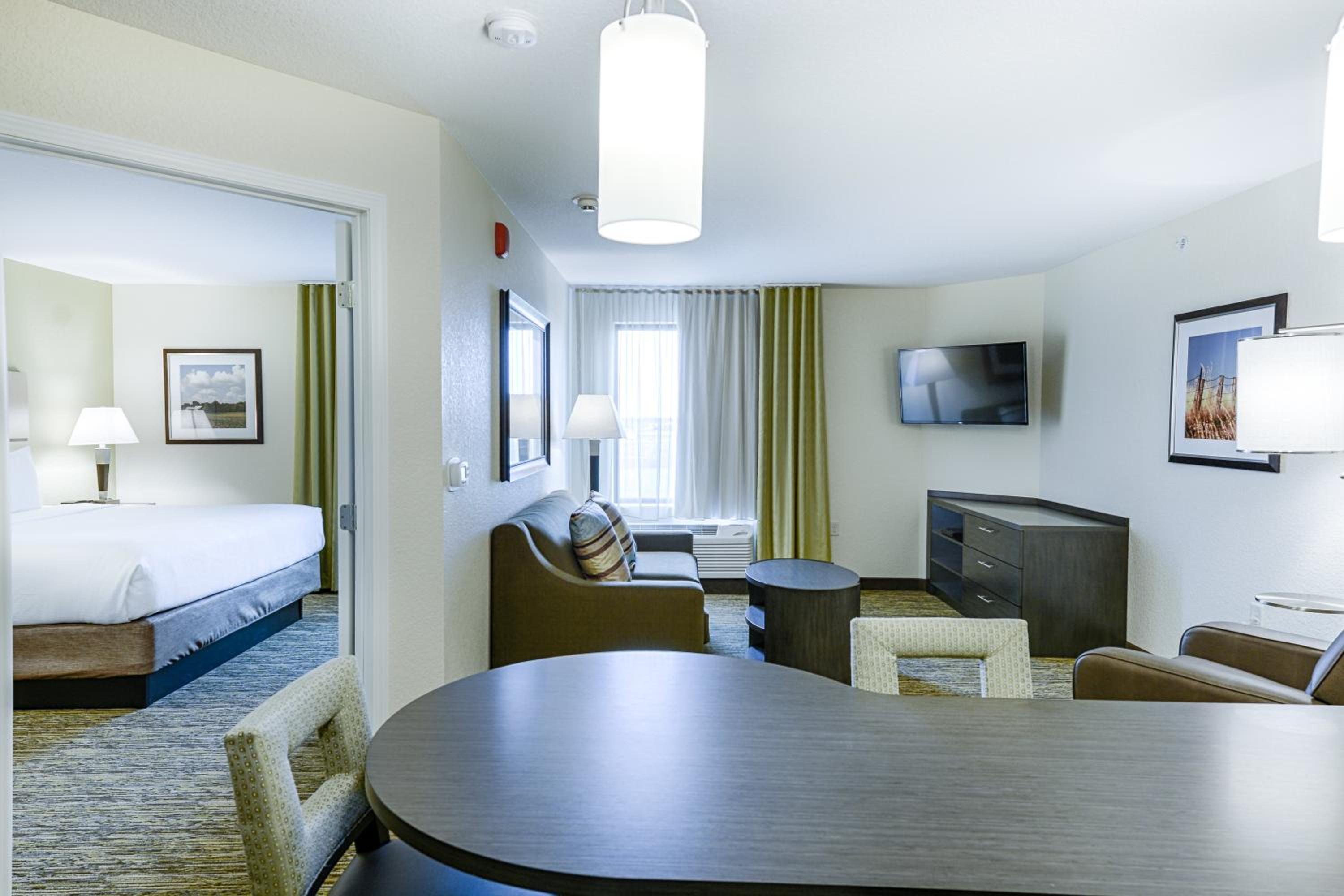 One-Bedroom King Suite photo 2