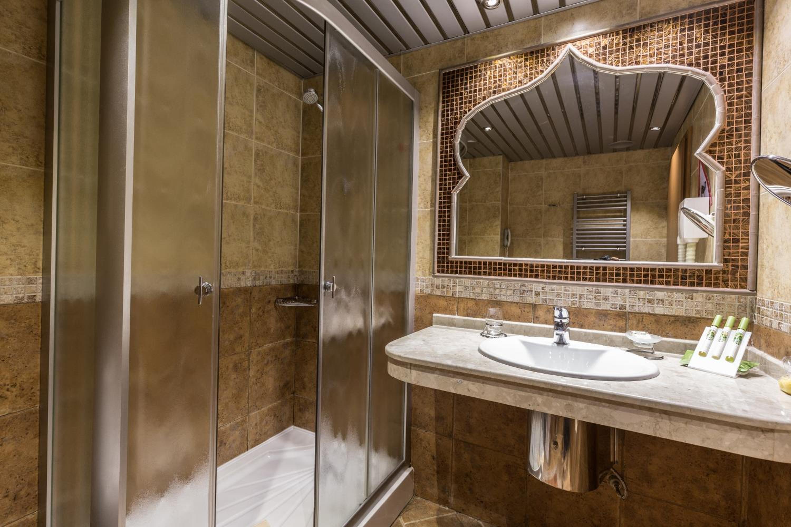 Deluxe Suite - Photo 3