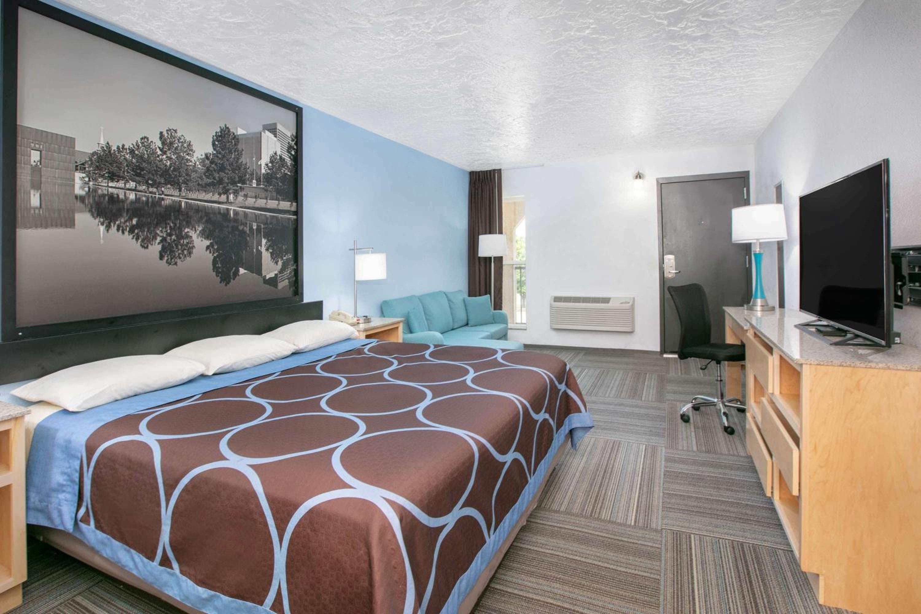 Deluxe King Room - Non-Smoking photo 2