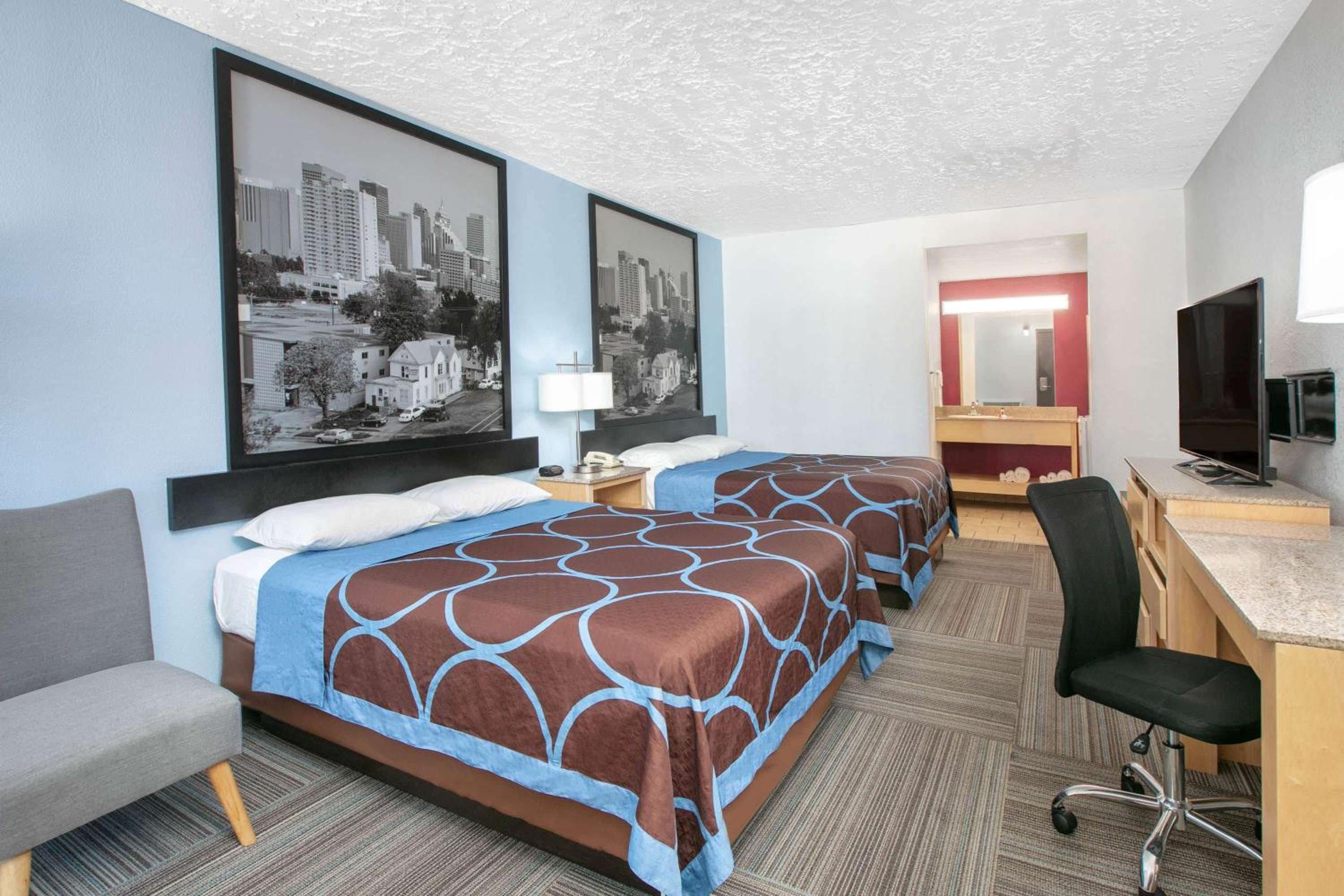 Queen Room with Two Queen Beds - Non-Smoking - Photo 2