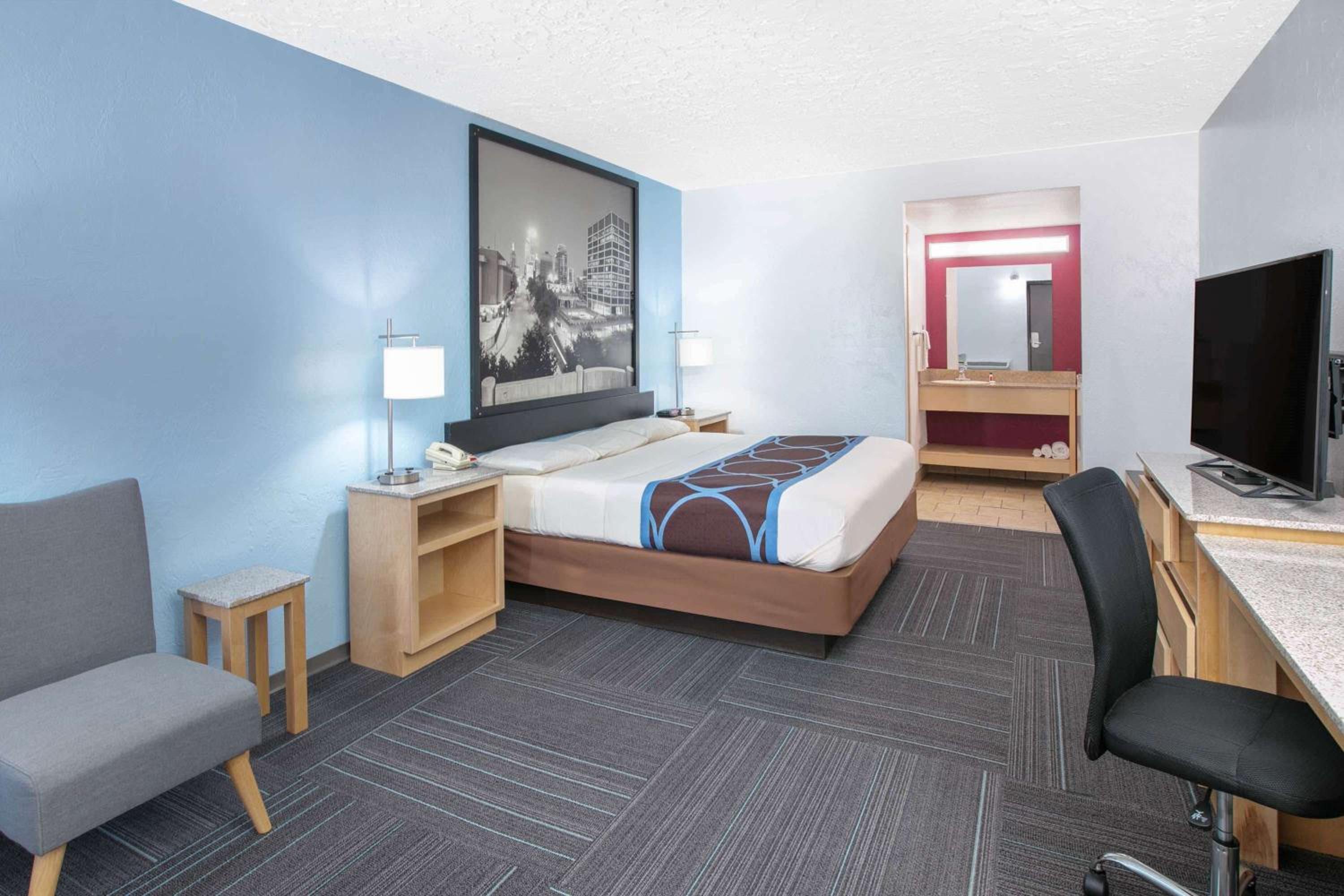 King Room - Non-Smoking - Photo 3