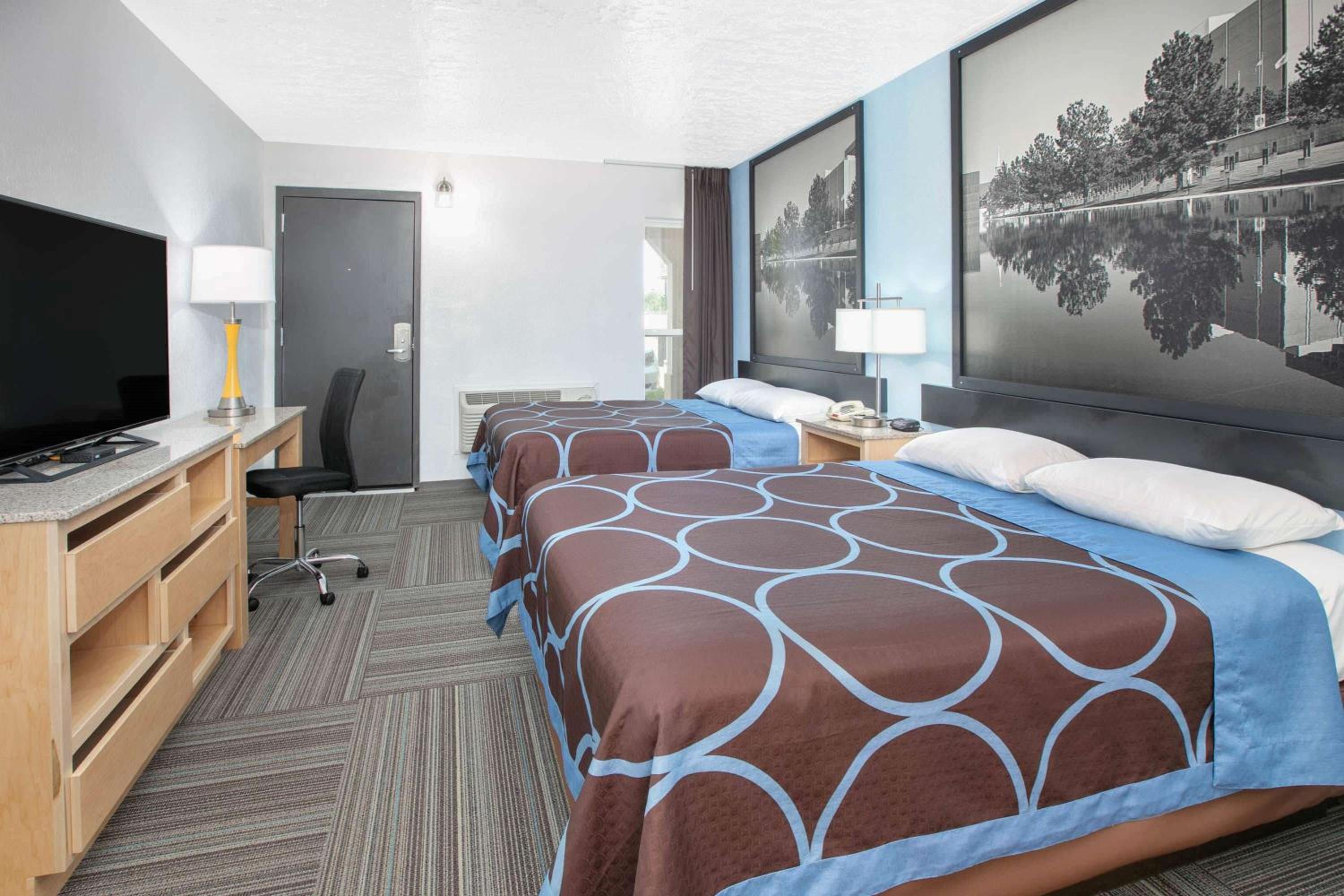 Queen Room with Two Queen Beds - Non-Smoking - Photo 6