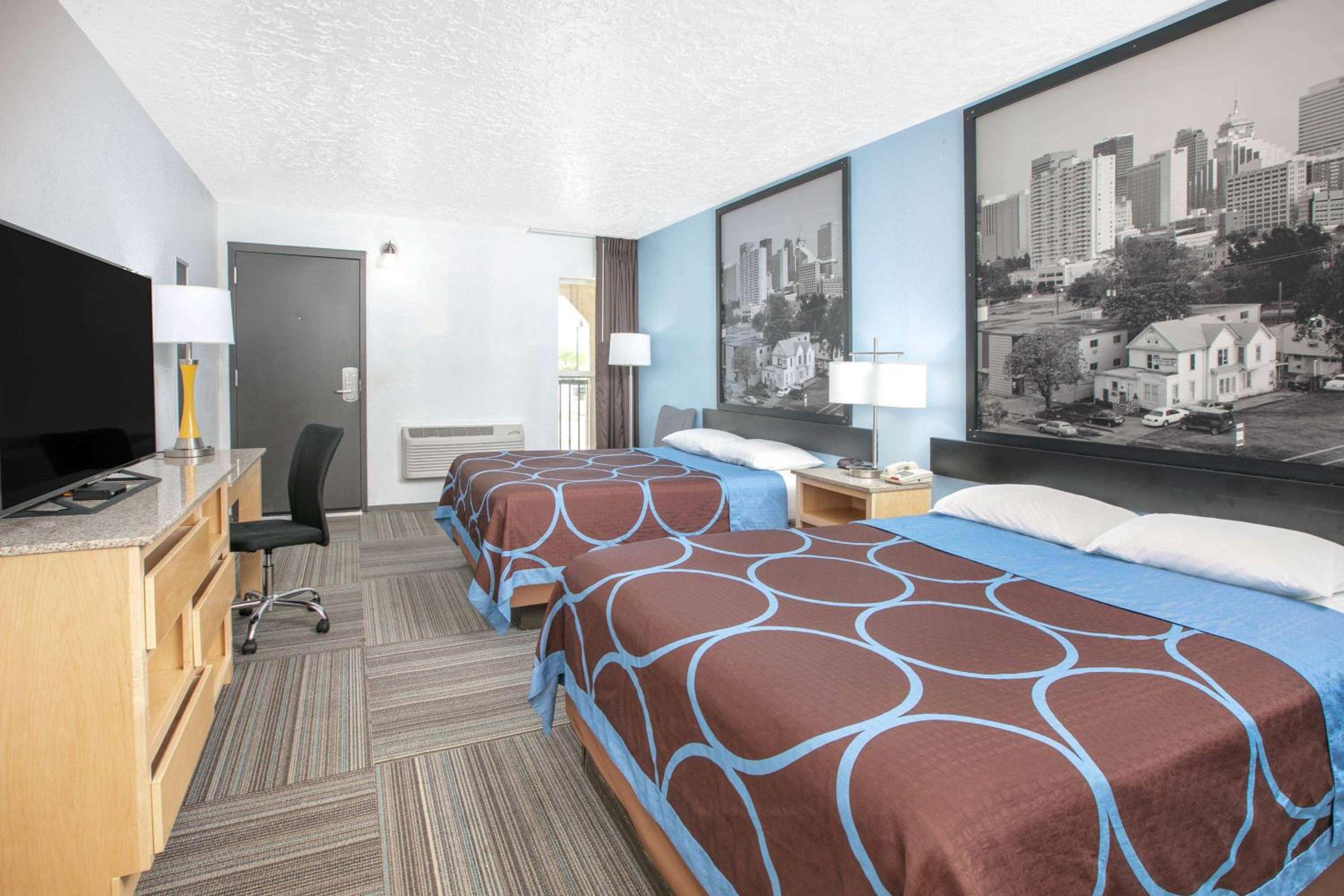 Queen Room with Two Queen Beds - Non-Smoking - Photo 4