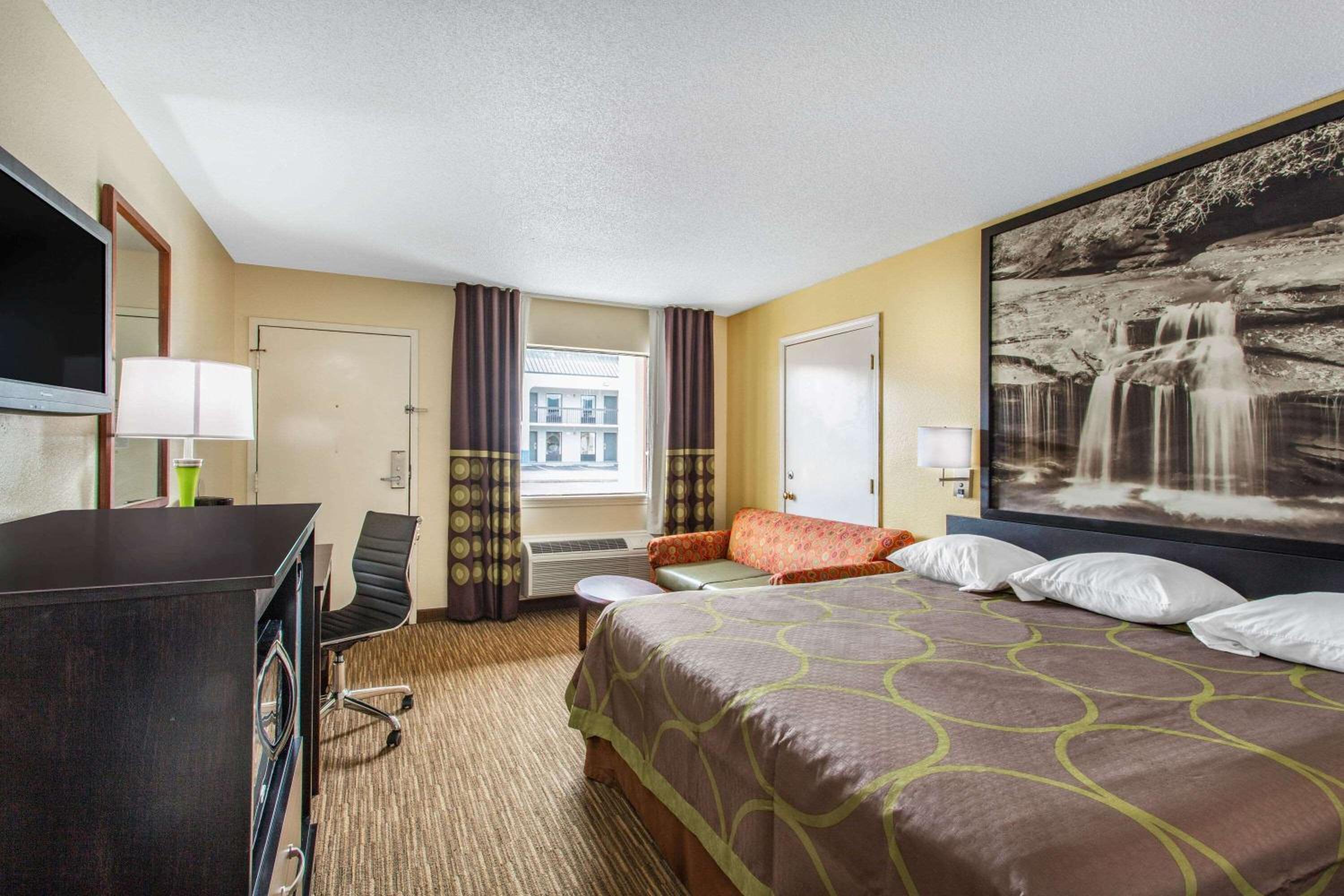 King Room - Non-Smoking - Photo 1