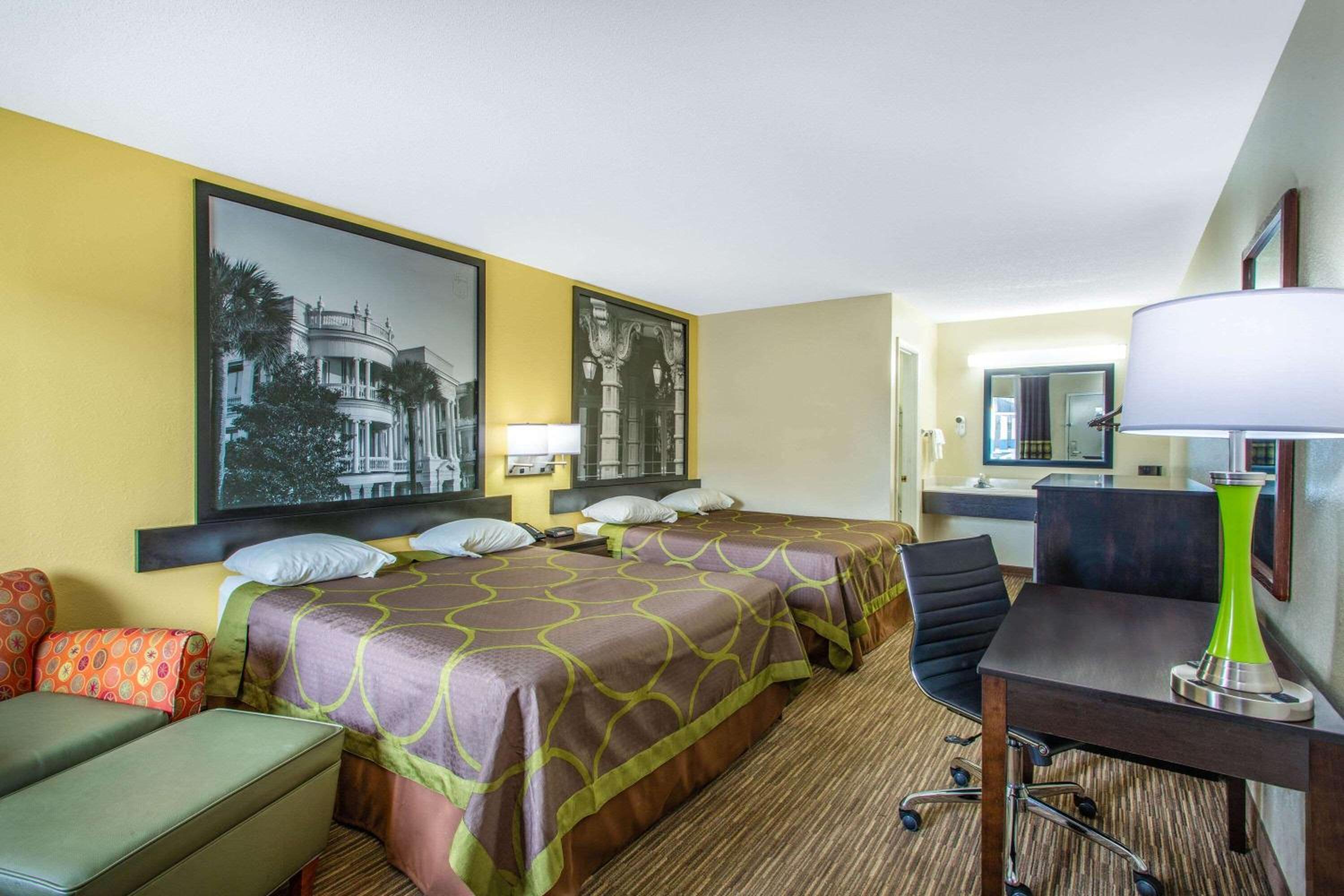 Queen Room with Two Queen Beds - Non-Smoking - Photo 2
