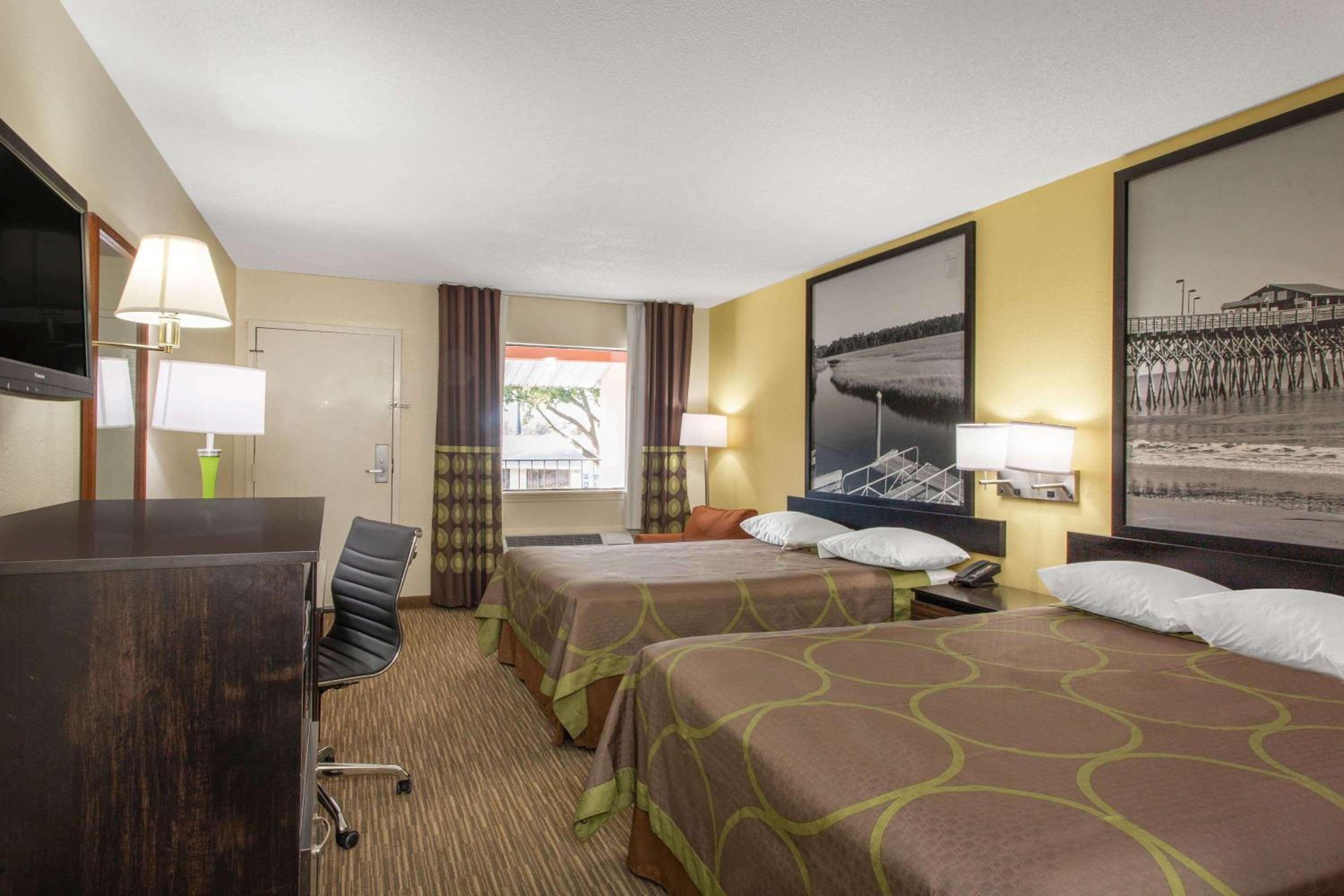 Deluxe Double Room with Two Double Beds - Non-Smoking photo 3