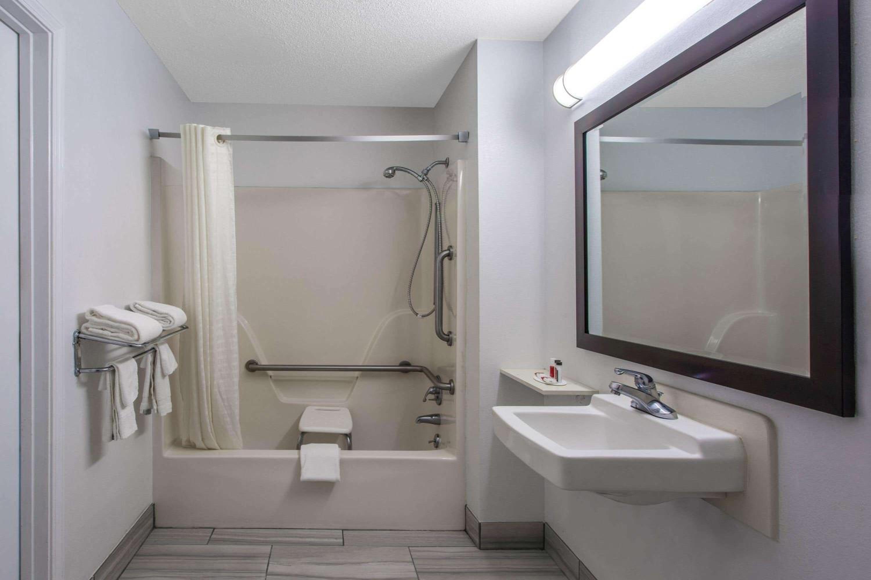 King Room - Mobility Accessible/Non-Smoking - Photo 6