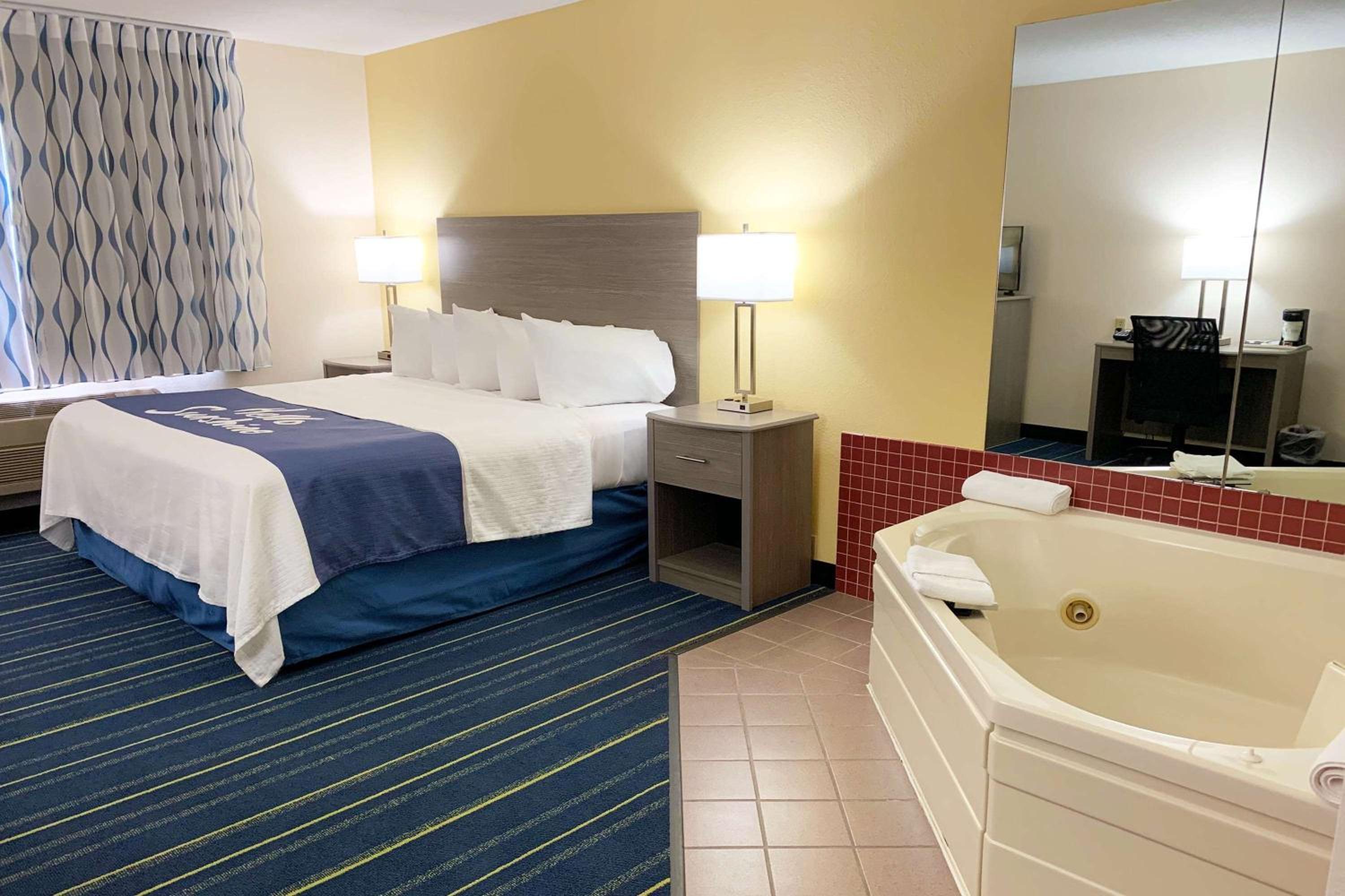 King Suite with Jetted Tub - Non-Smoking - Photo 4