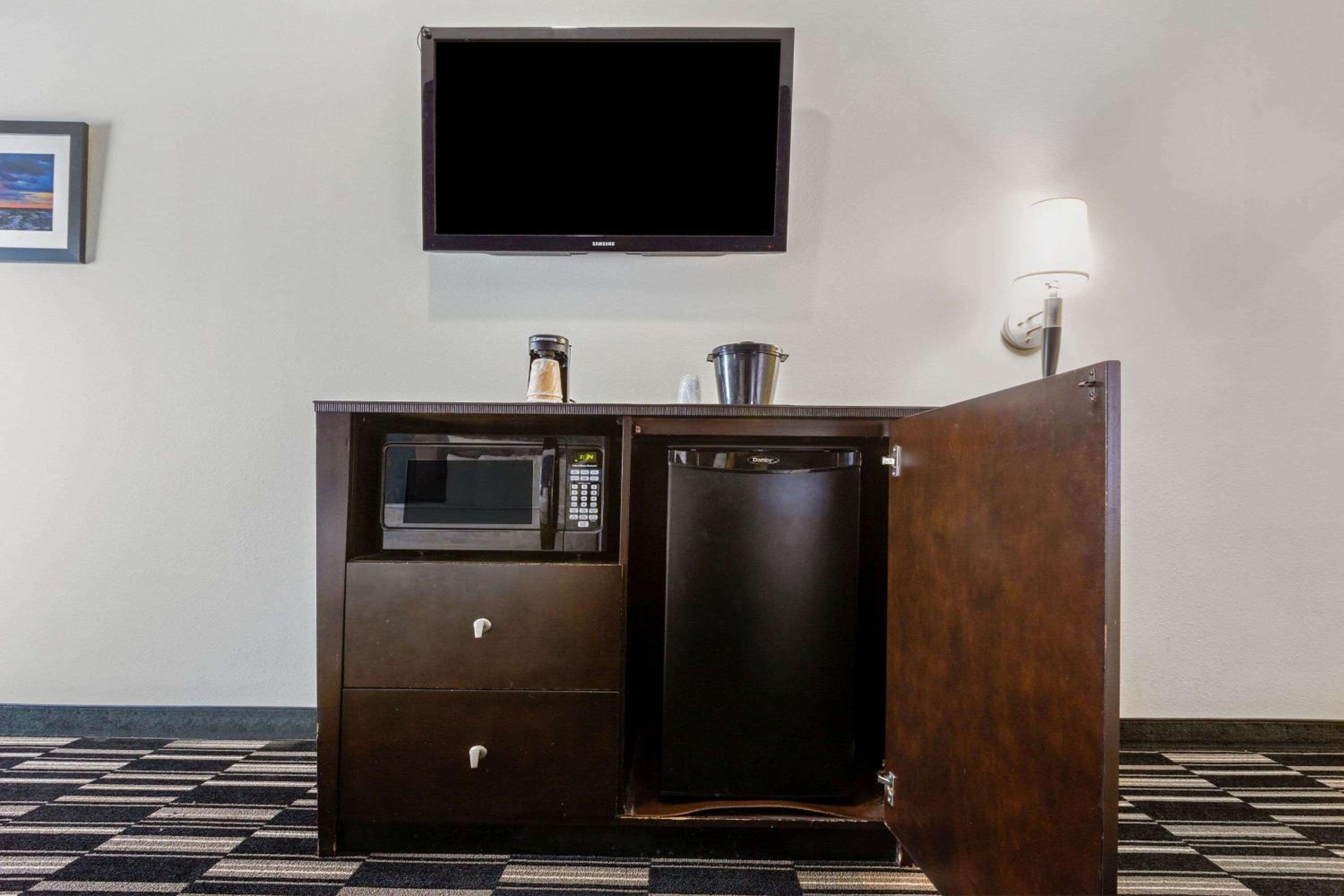 Deluxe Queen Room with Two Queen Beds - Photo 2