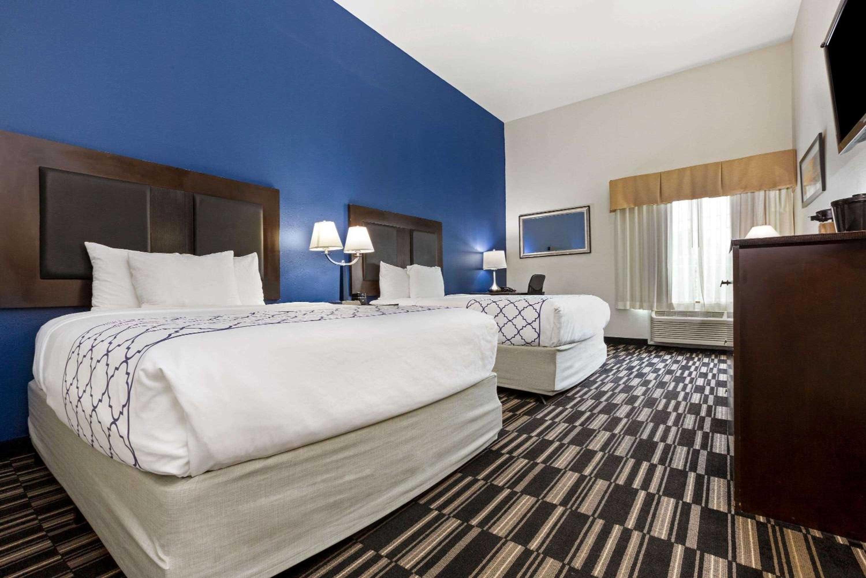 Deluxe Queen Room with Two Queen Beds - Photo 3