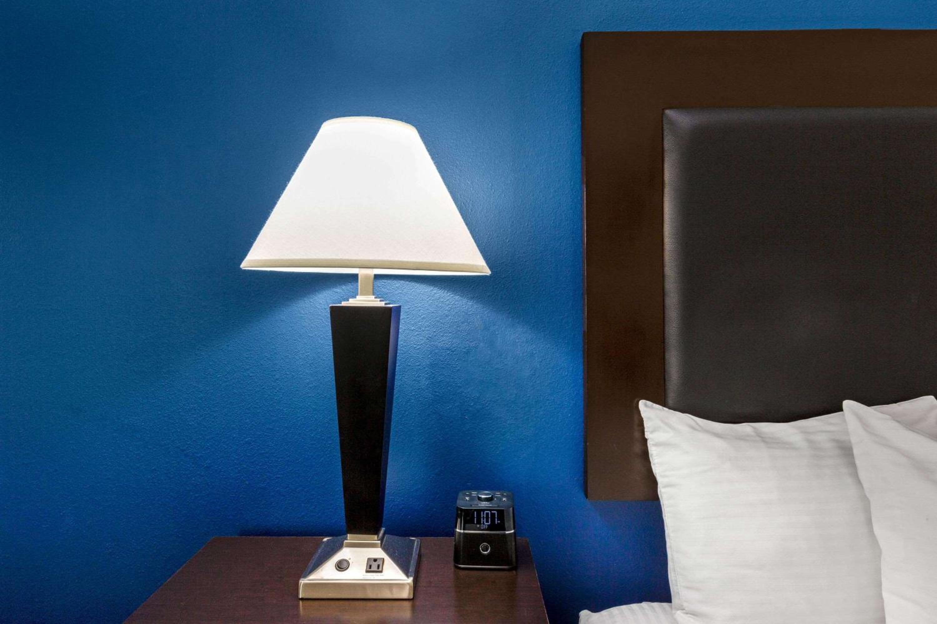 Deluxe Queen Room with Two Queen Beds - Photo 5