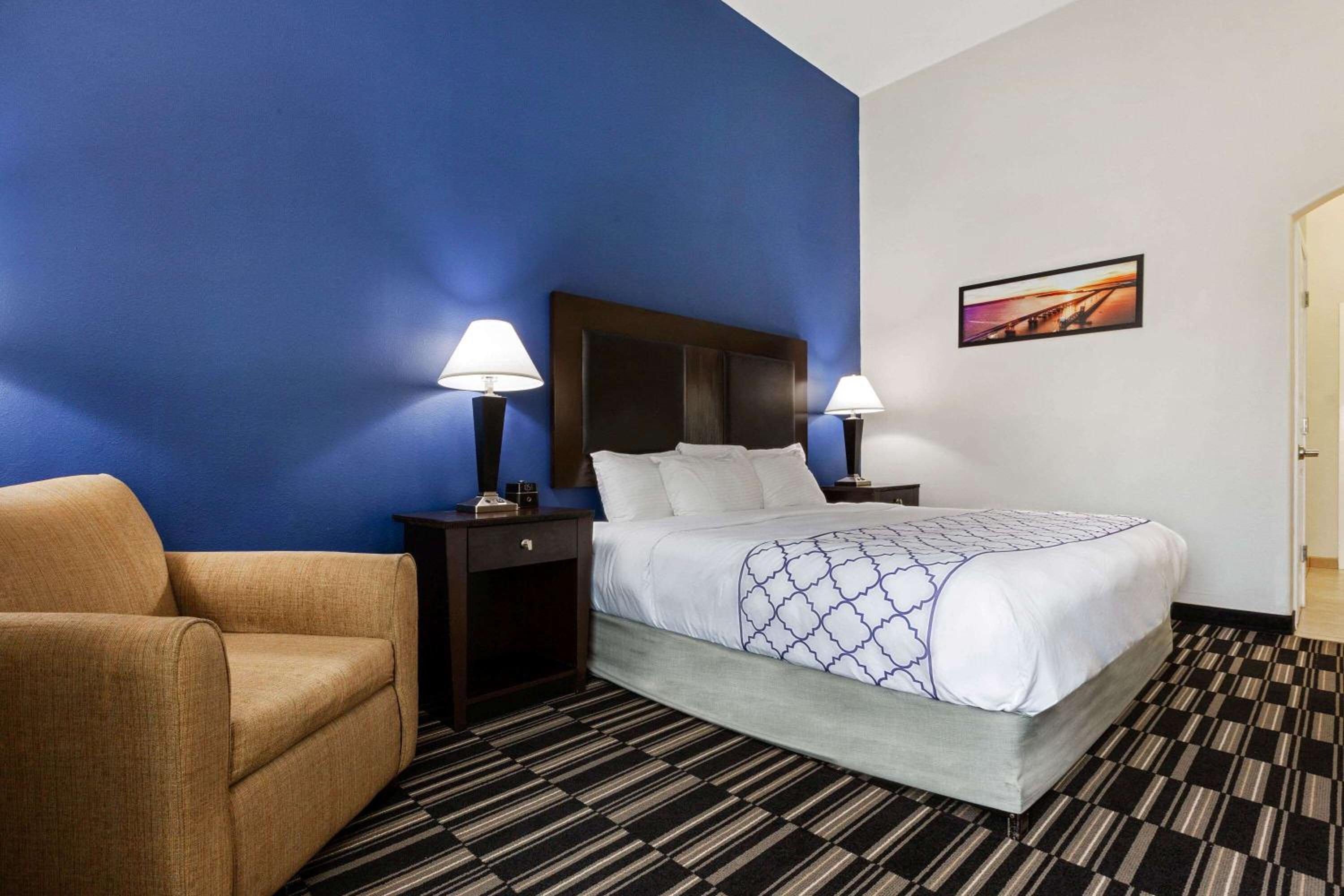 Deluxe King Room - Photo 5