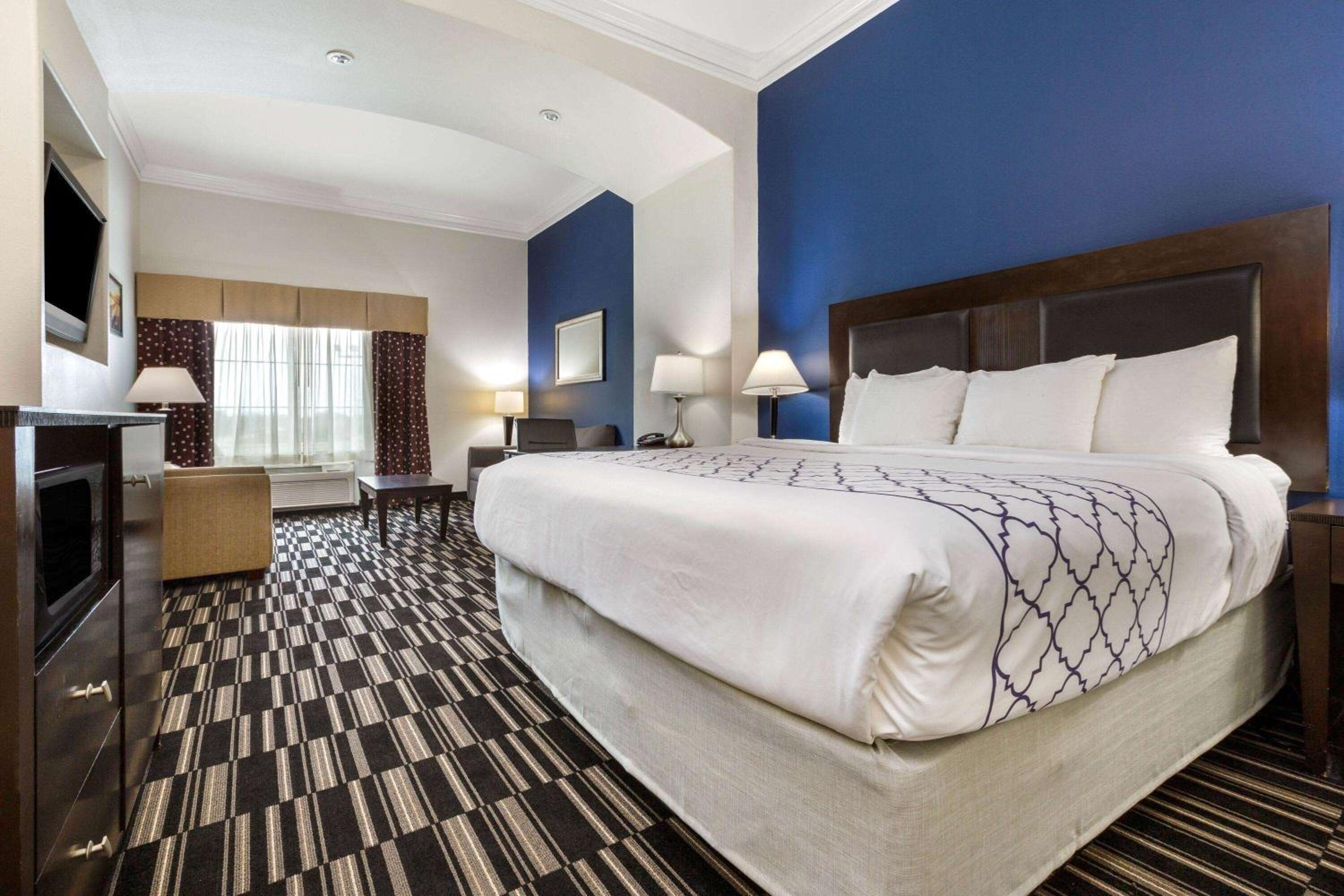 Executive King Room with Sofa Bed - Photo 2