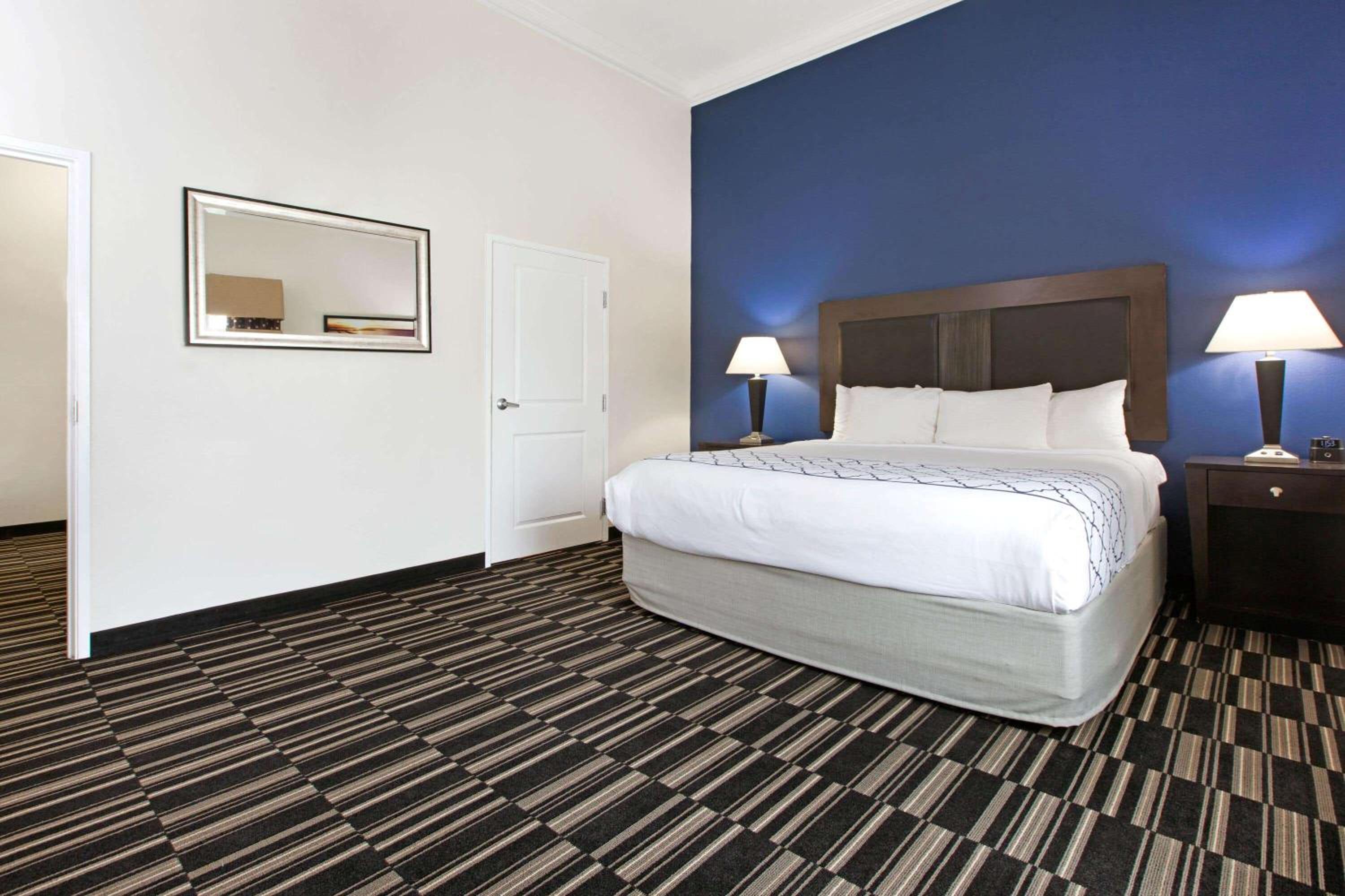 One-Bedroom King Suite - Non-Smoking - Photo 5