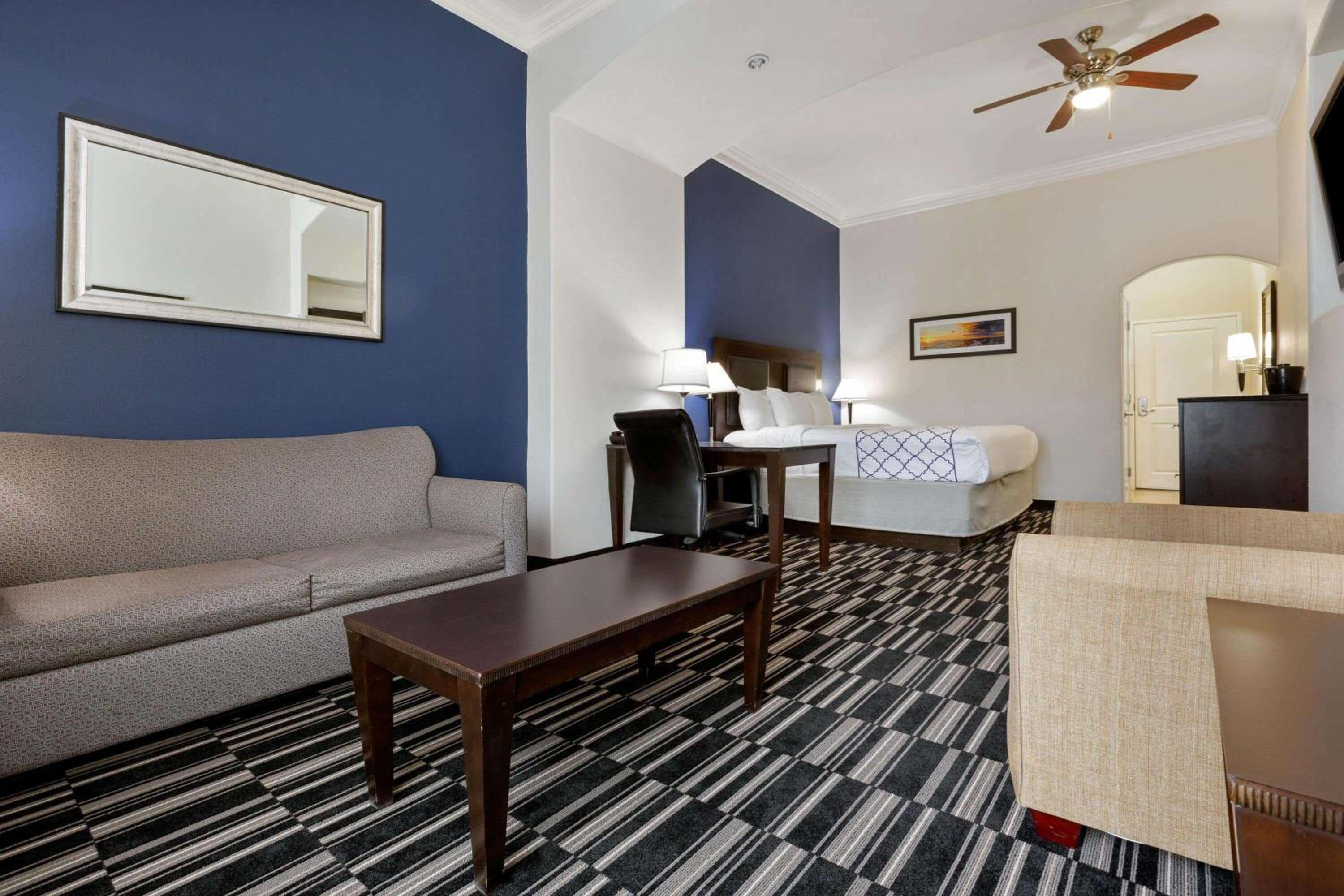 Executive King Room with Sofa Bed - Photo 4