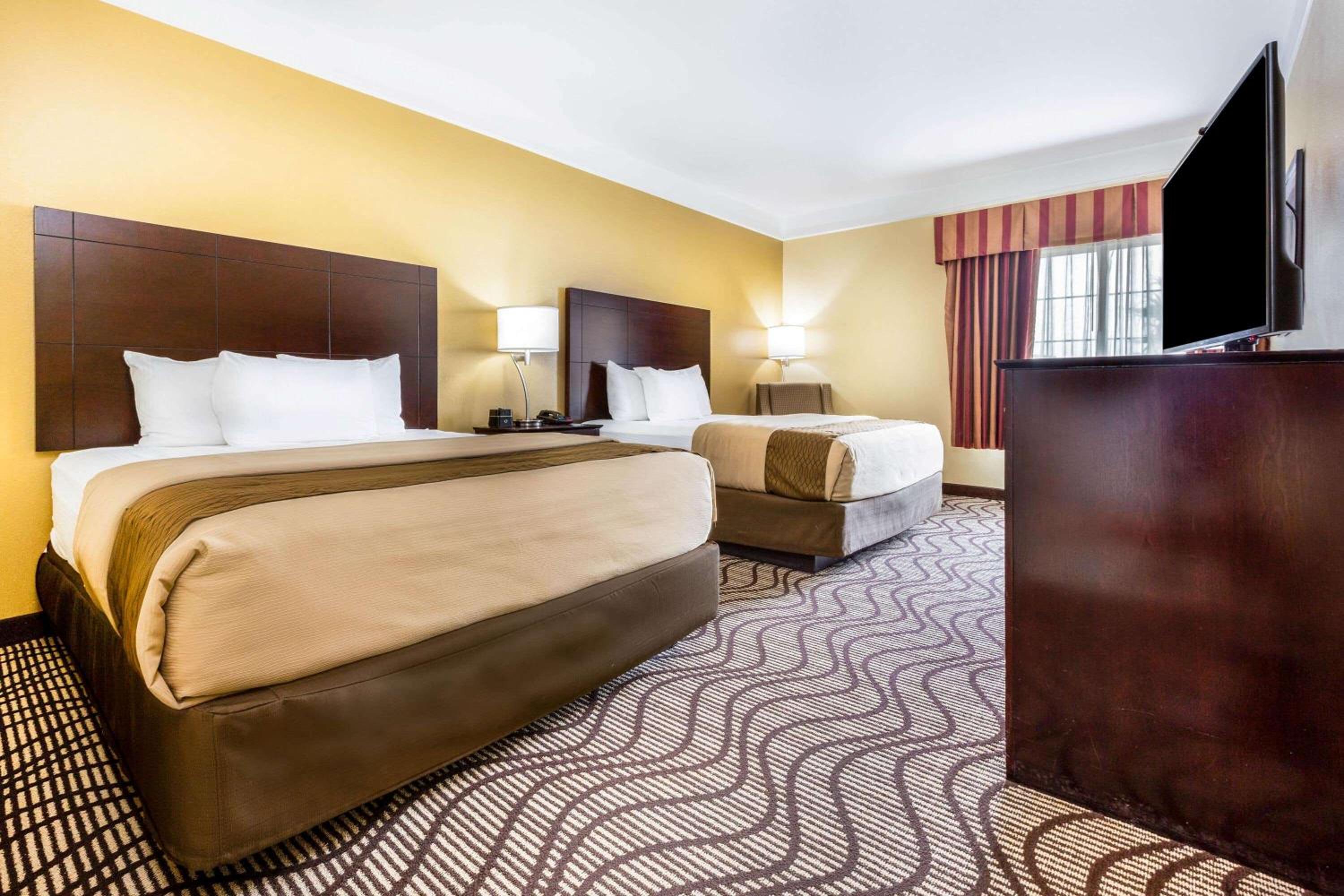 Deluxe Queen Room with Two Queen Beds - Photo 2