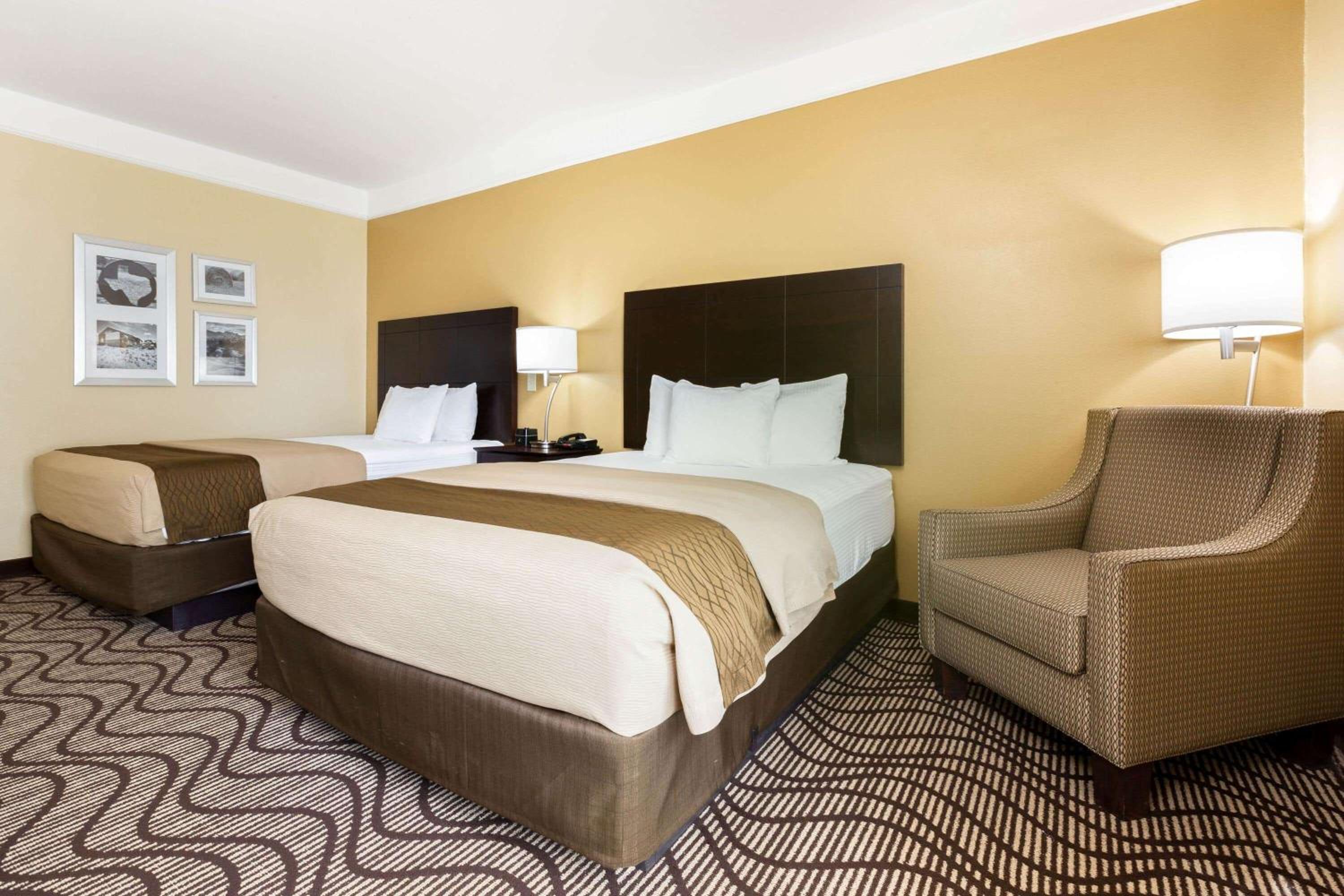 Queen Room with Two Queen Beds and Bath Tub - Mobility/Hearing Access - Non-Smoking - Photo 4
